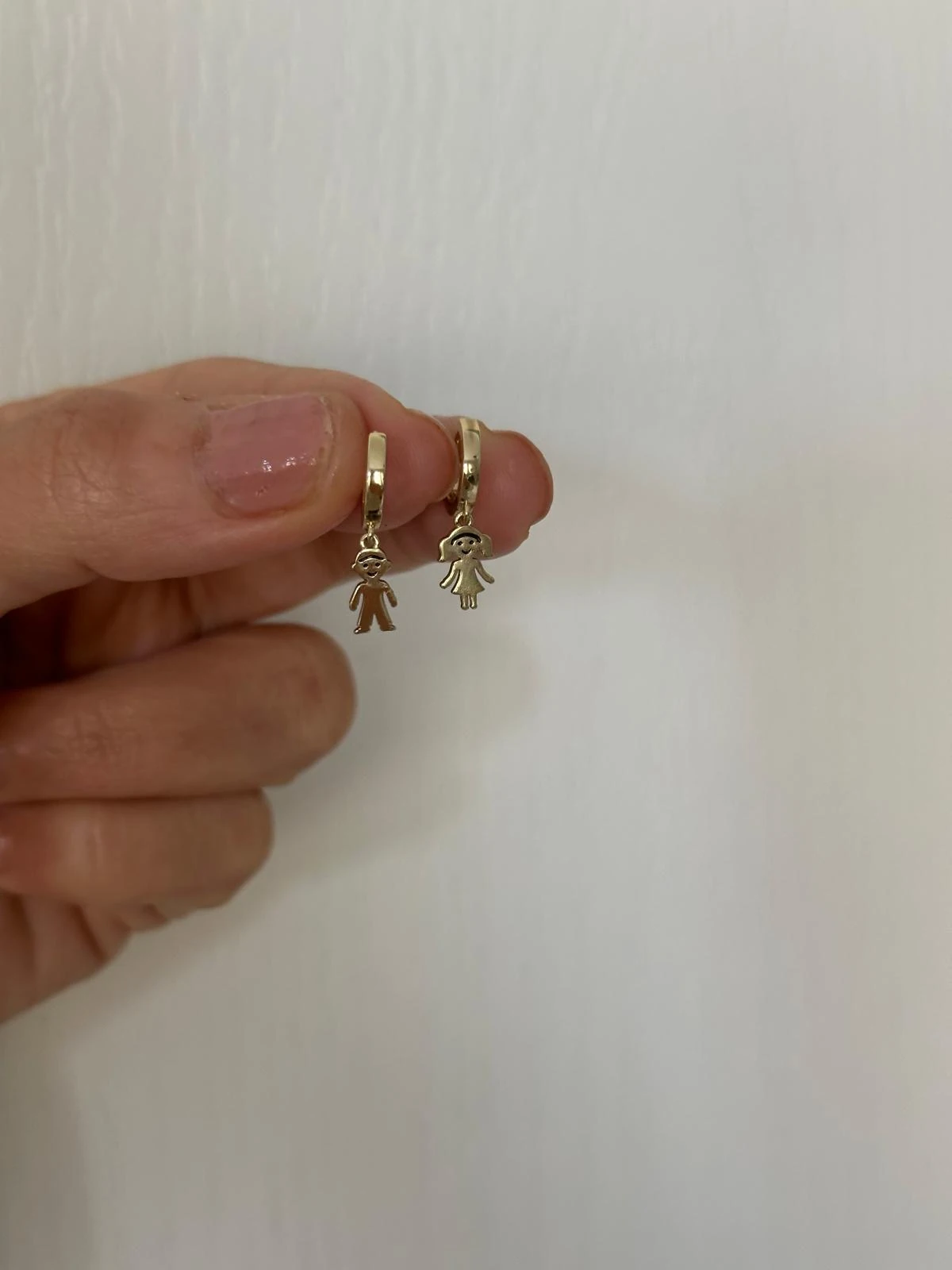 14K Gold Renkli Kız Erkek Figürlü Minimal Halka Küpe