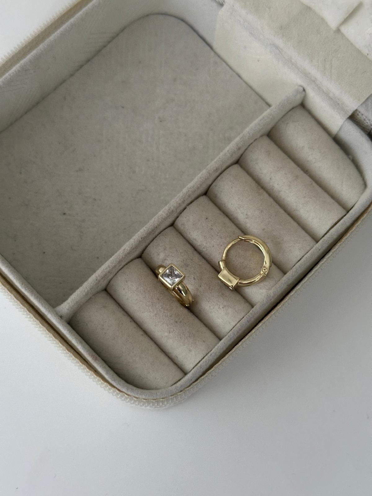 14K Gold Ortası KARE Taşlı Halka Küpe