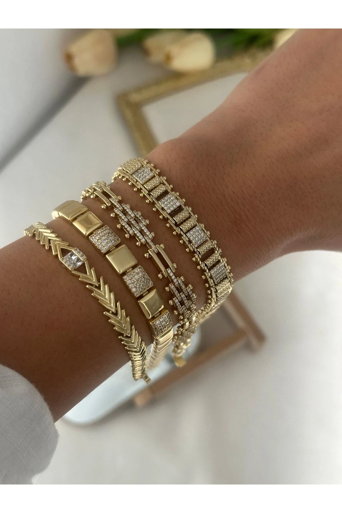 14K Gold Renkli  Marka V Kesim  Ortası Baget Montür Taşlı Bileklik