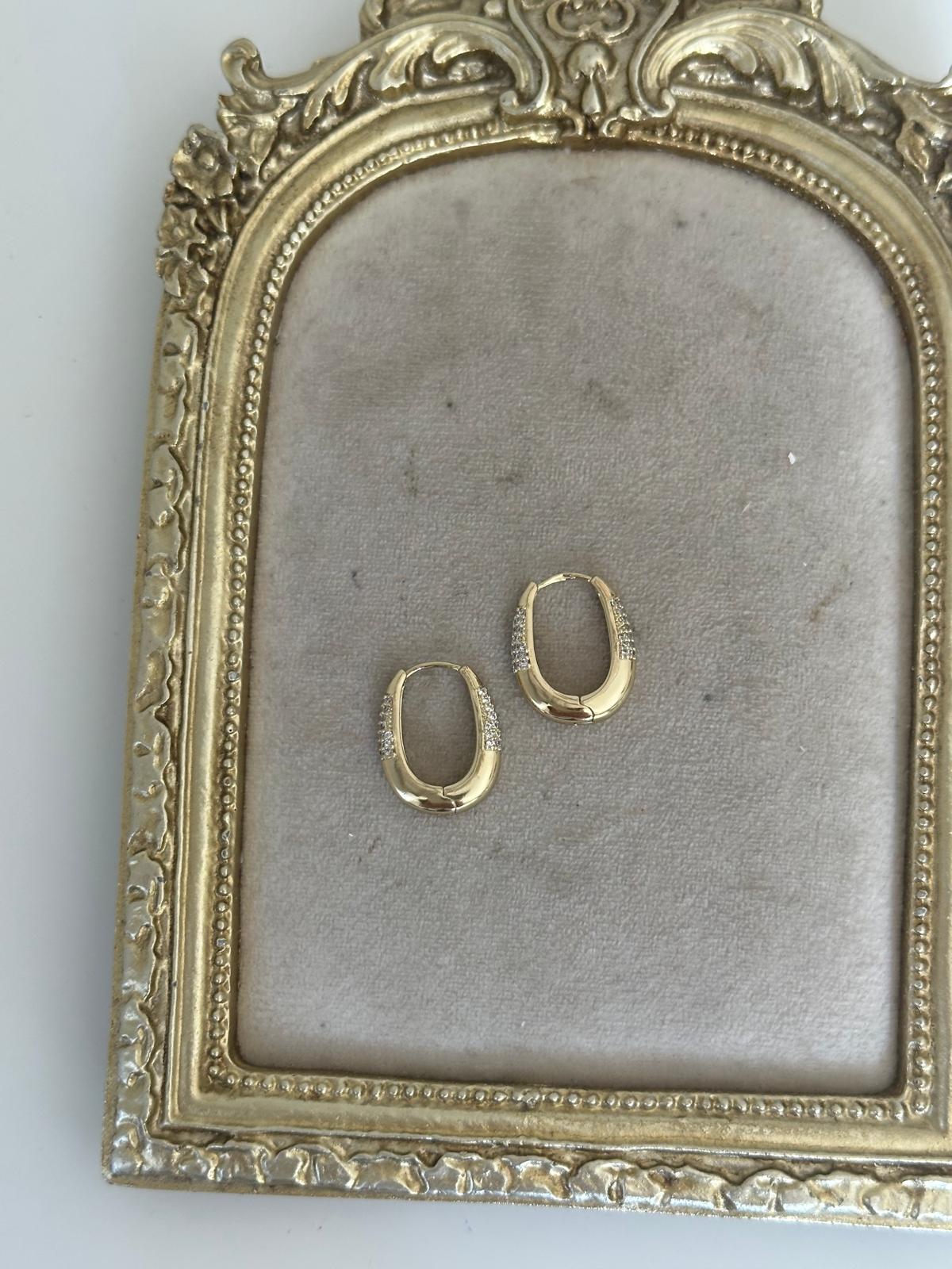 14K Gold Renkli Oval Dolum Kesim Kuyum İki Tarafı Montür Taşlı Küpe