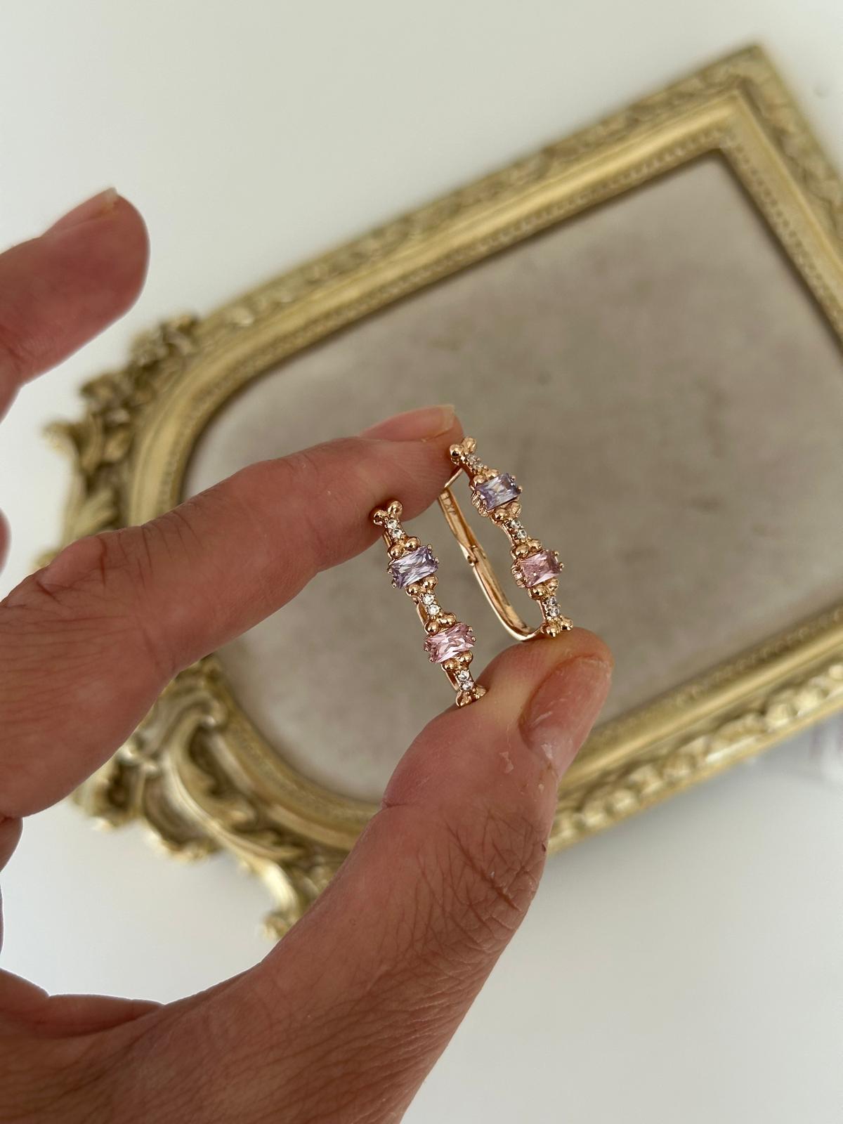 18K Rose Gold Lale Form Önü İki Dikdörtgen Taşlı Renkli Küpe