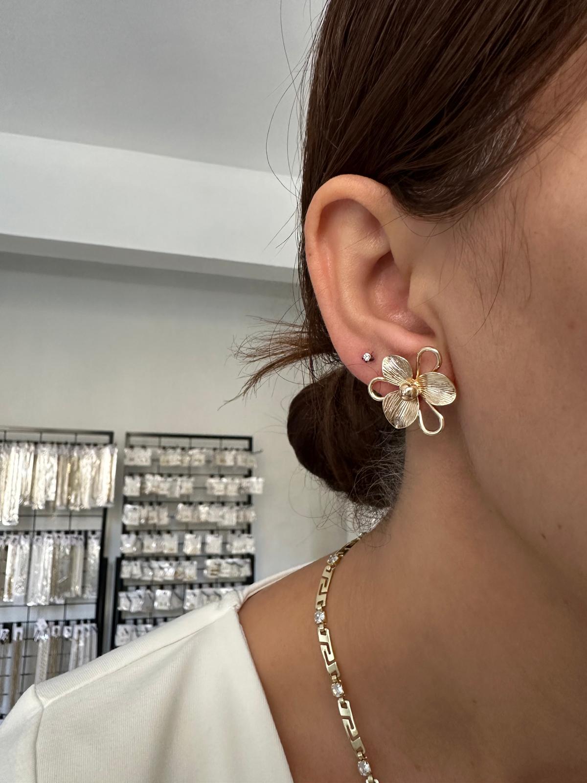 14K Gold Renkli Kabartma Çiçek Küpe