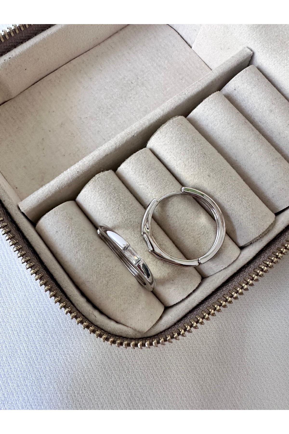 Gümüş Renkli Casual Halka Ortası Taşlı Küpe