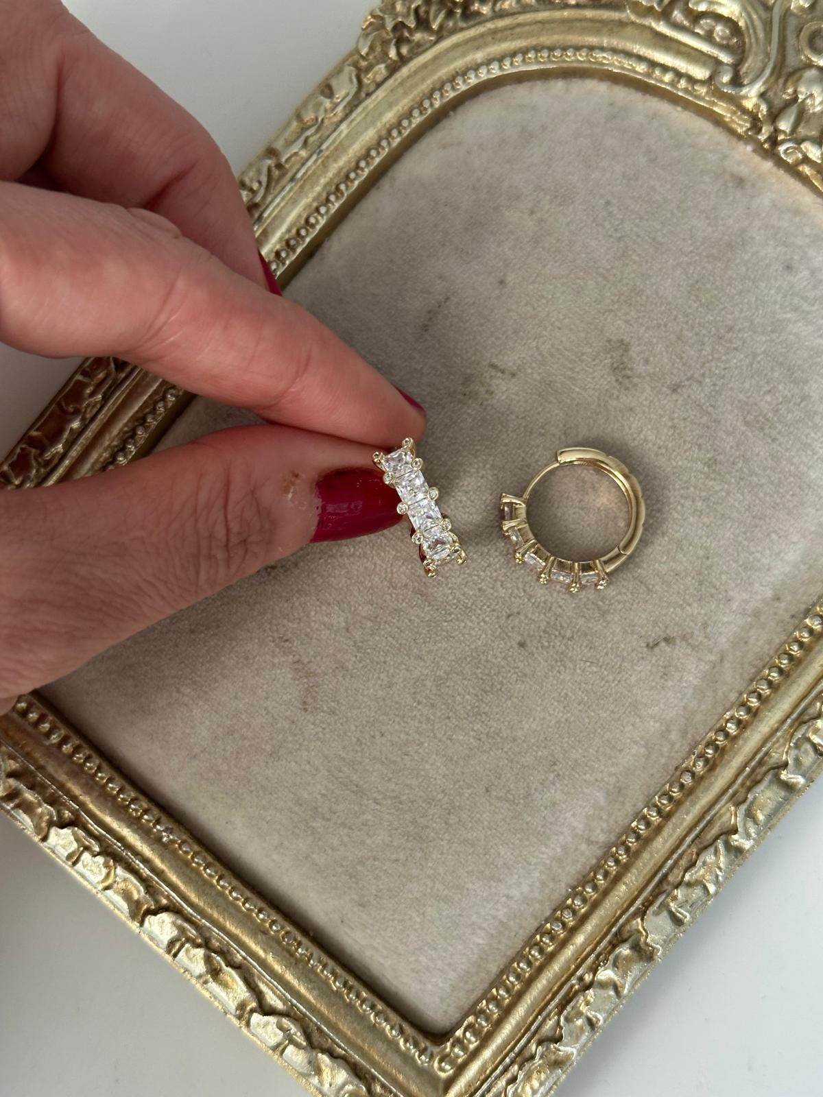 14K Gold Renkli Halka Kristal Baget Yanları Çıkık Kabartma Taşlı Küpe