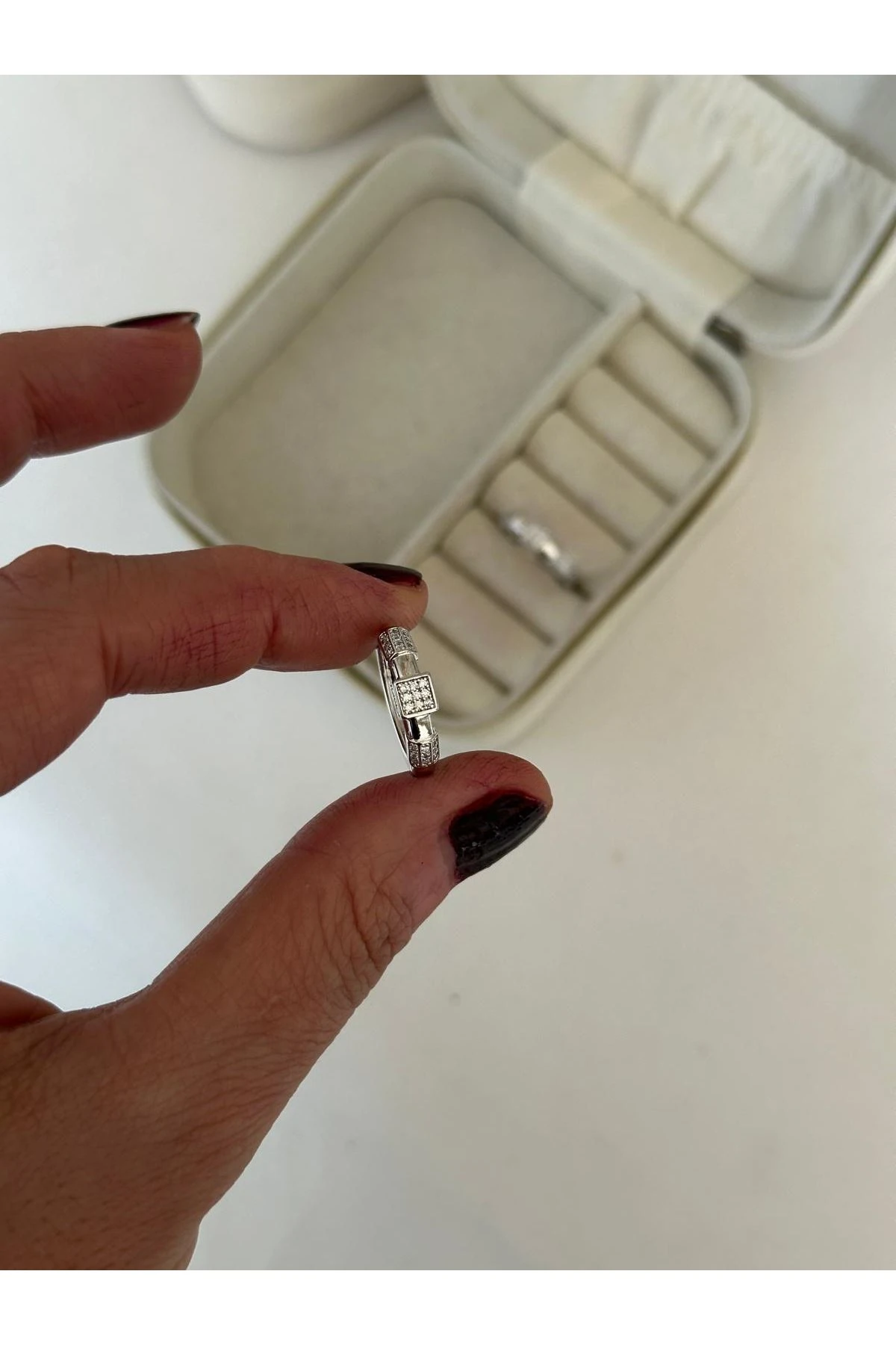 Gümüş Renkli Halka Önü İki Kesim Montür Taşlı Küpe