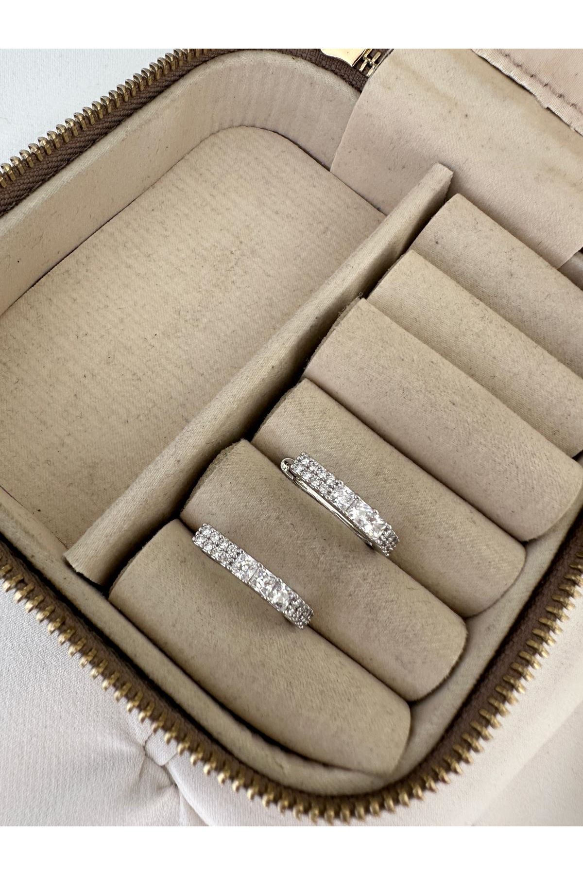 Gümüş Renkli Lale Önü Gömme Kristal Taşlı Küpe