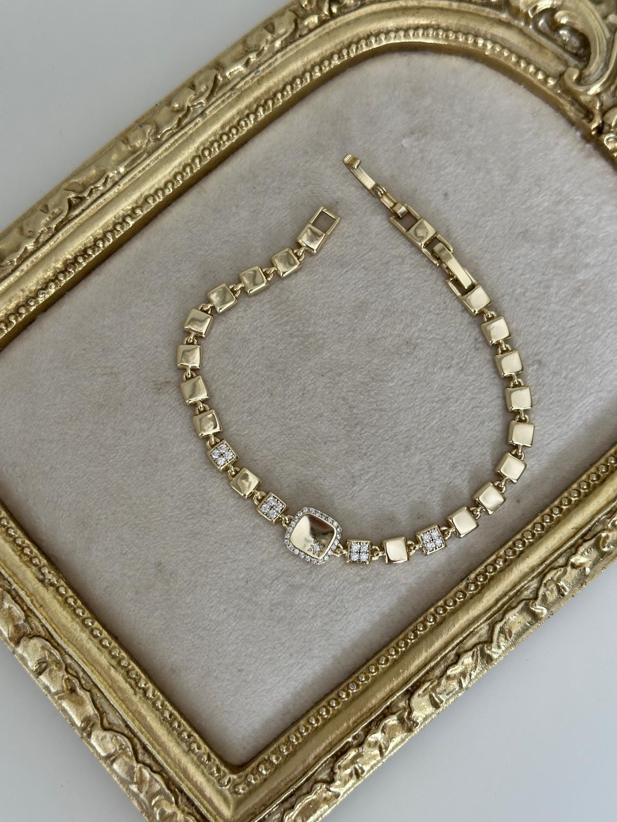 14K Gold Plaka Kare Taşlı Ortası Yıldız Figürlü Bileklik