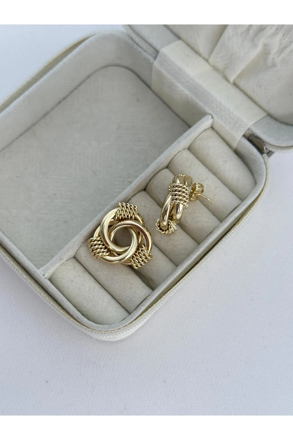 14K Gold Renkli  Orjmark Dolama Zincir Detaylı Küpe