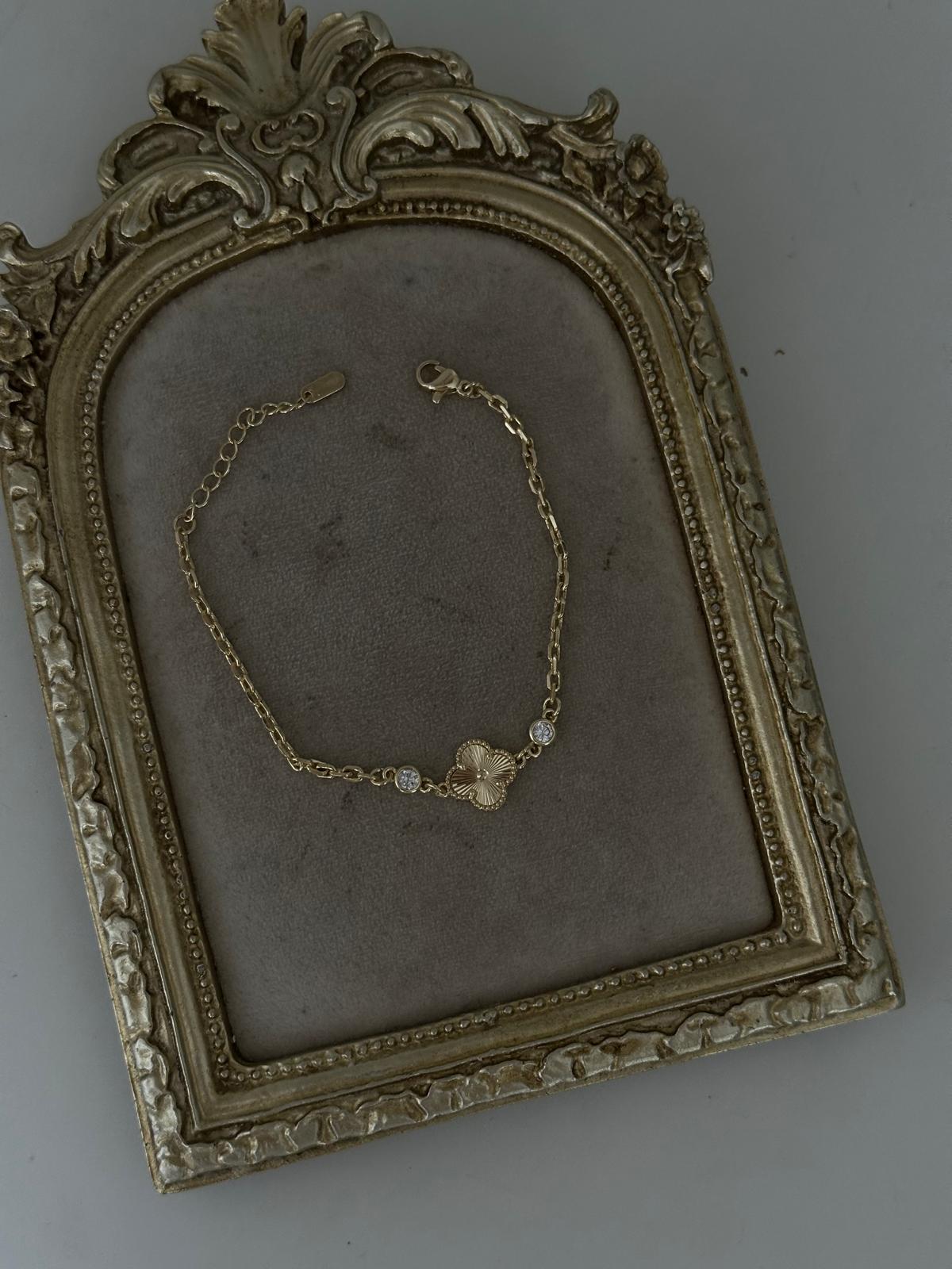 14K Gold Renkli Ortası Yonca İki Yanı Taşlı Bileklik