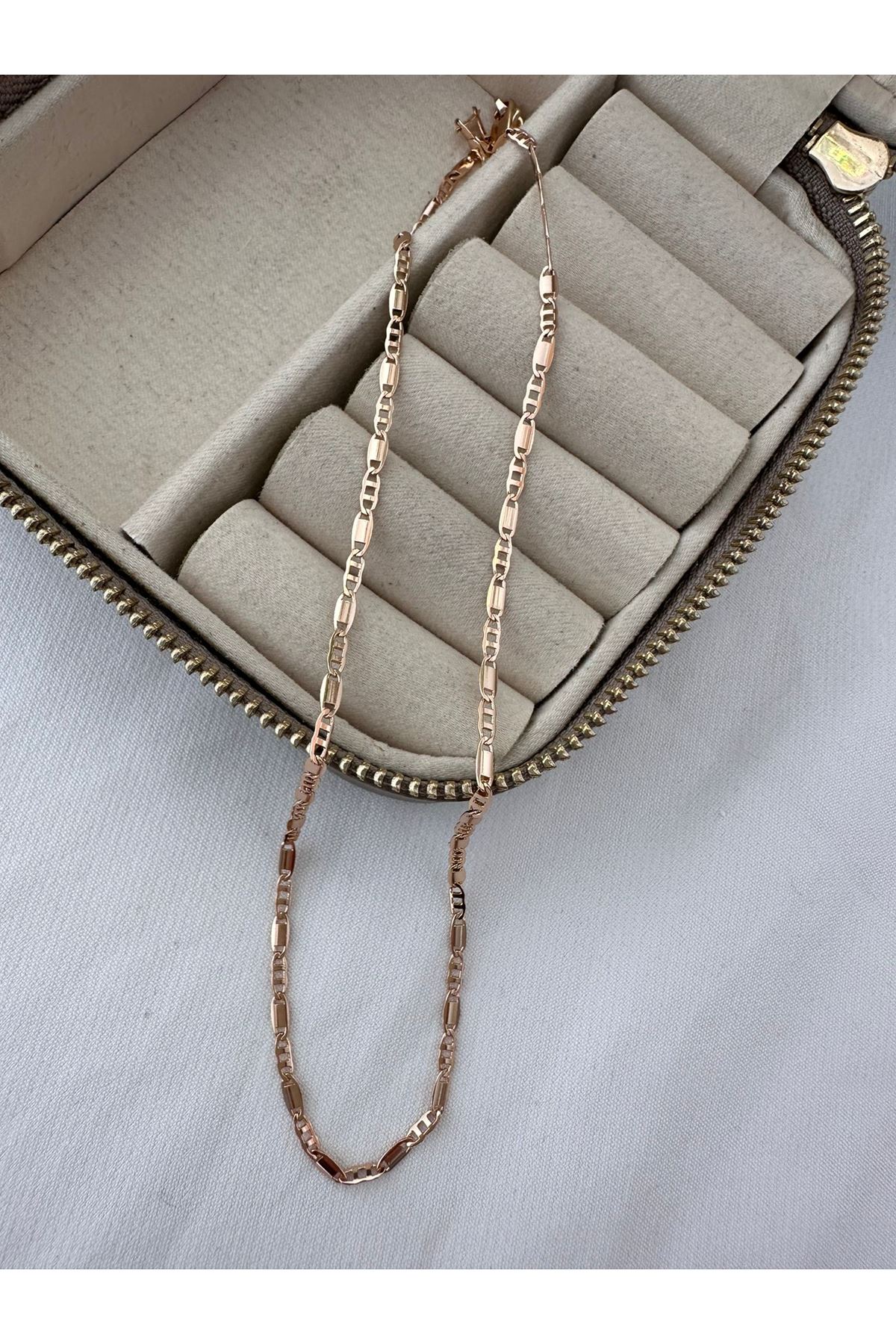 18K Rose Gold Renkli Zamansız Plaka Kolye