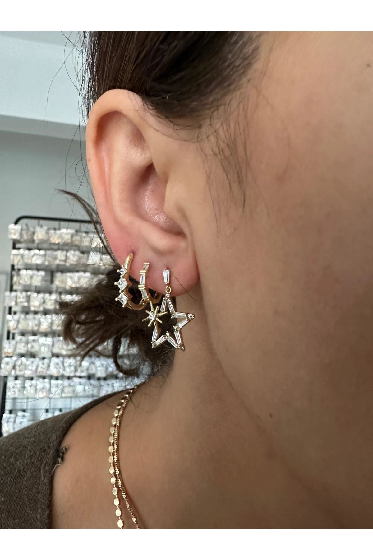 14K Gold Renkli  Yıldız Yanı Minimal Güneş Figürlü Küpe