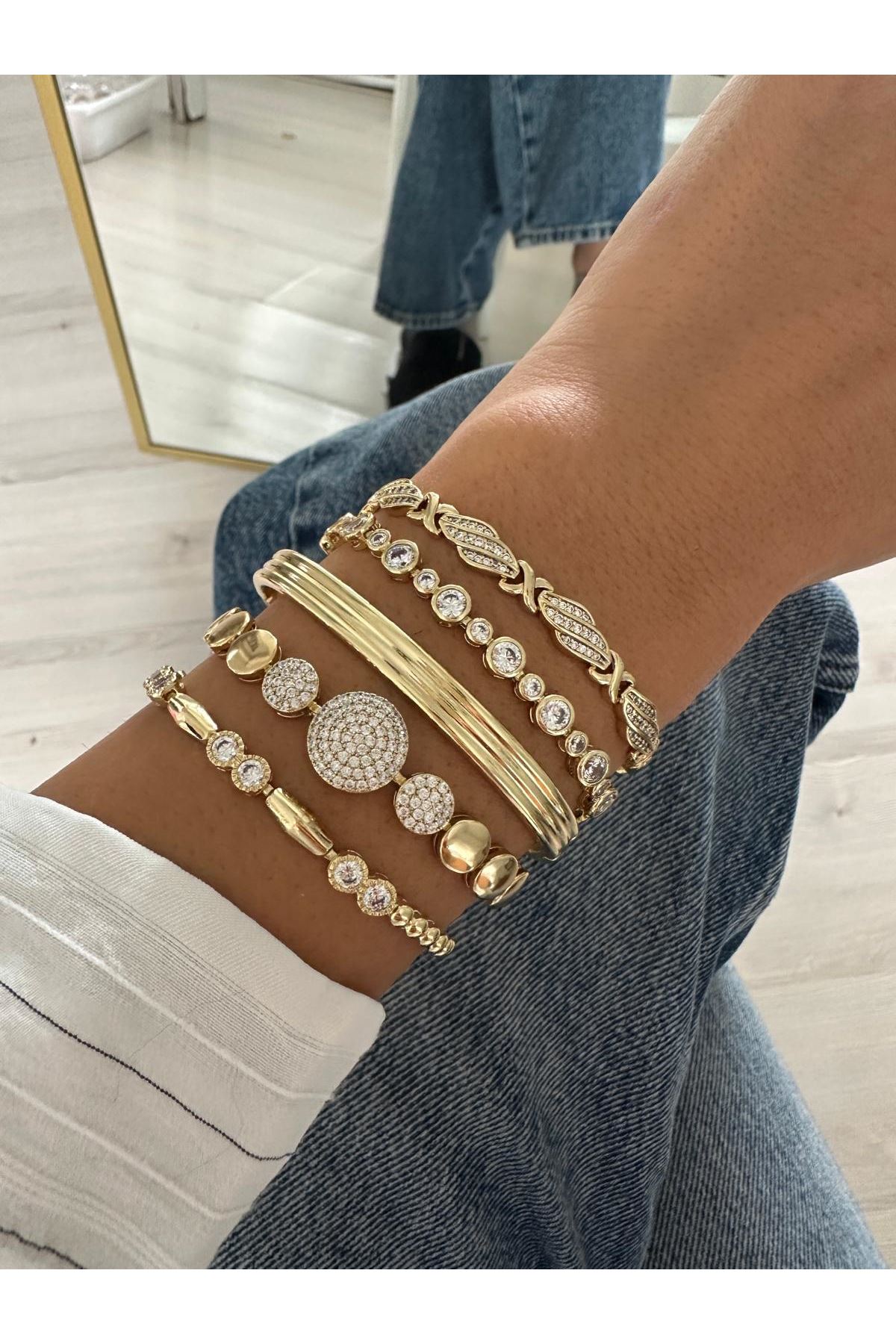 14K Gold Renkli  Ortası Üç Yuvarlak Taşlı Plaka Oval Bileklik