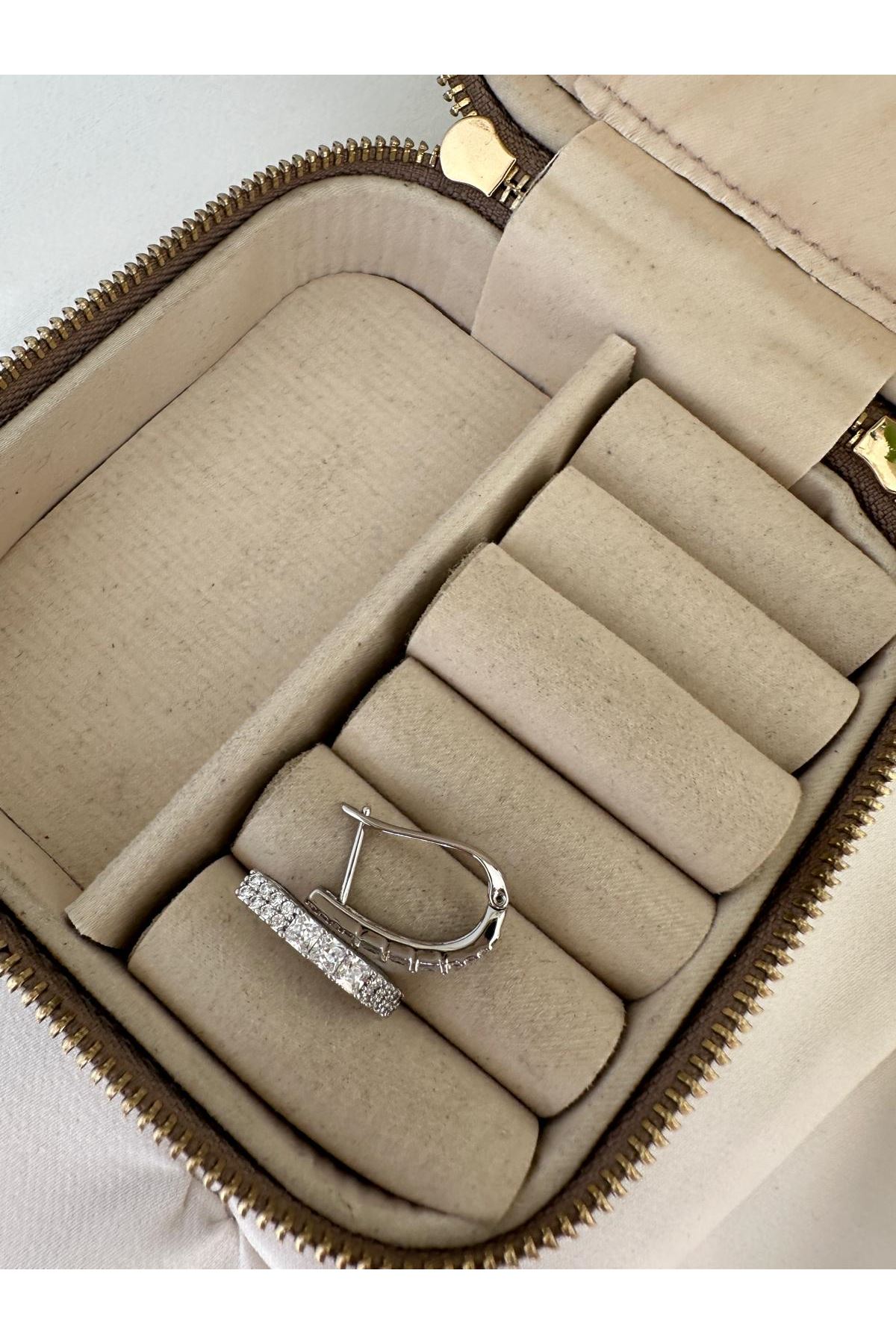 Gümüş Renkli Lale Önü Gömme Kristal Taşlı Küpe