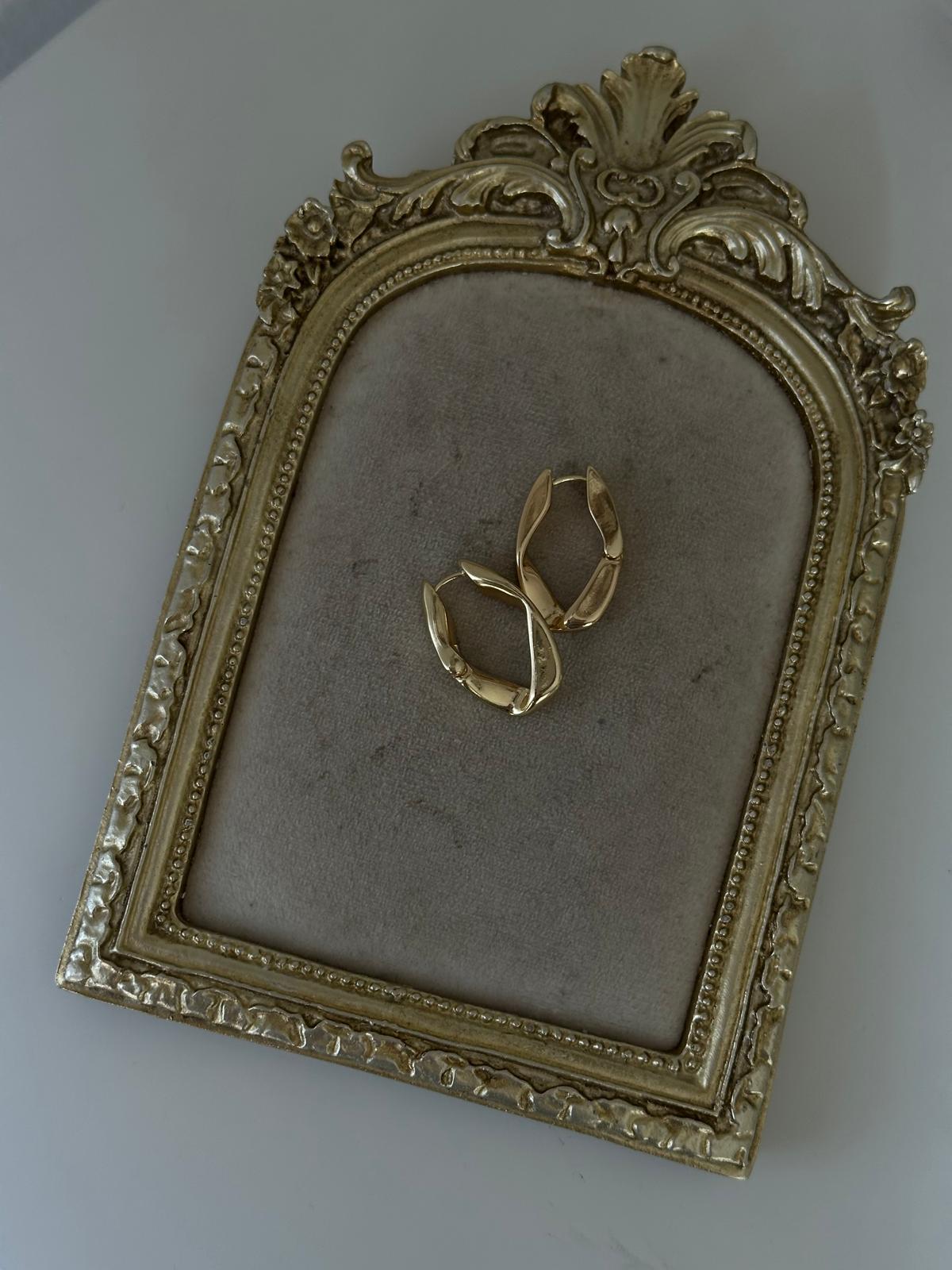 Gold Renkli Döner Basıc Modern Küpe