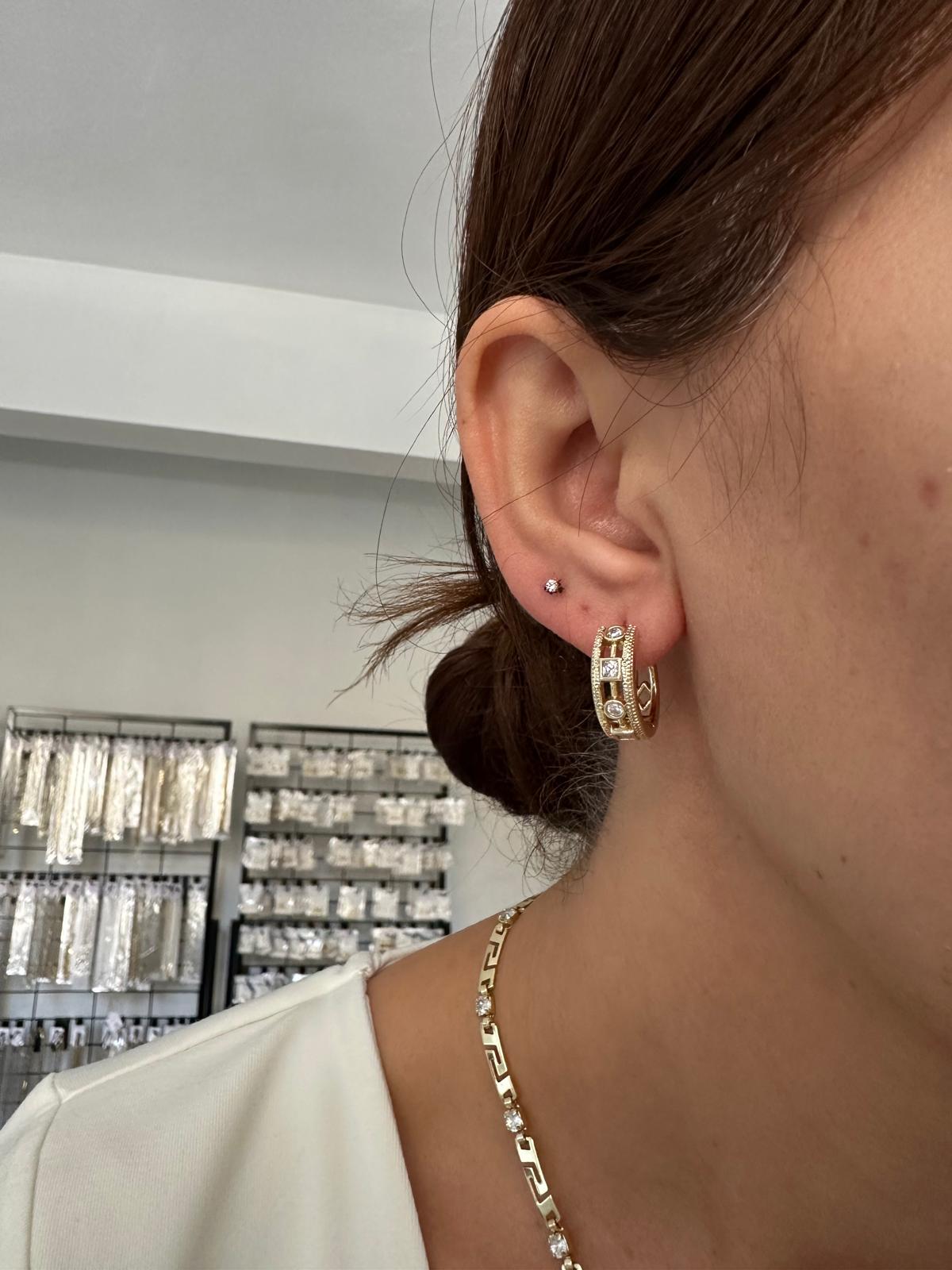 14K Gold Renkli Kuyum Halka Ortası Geometrik Taşlı Küpe