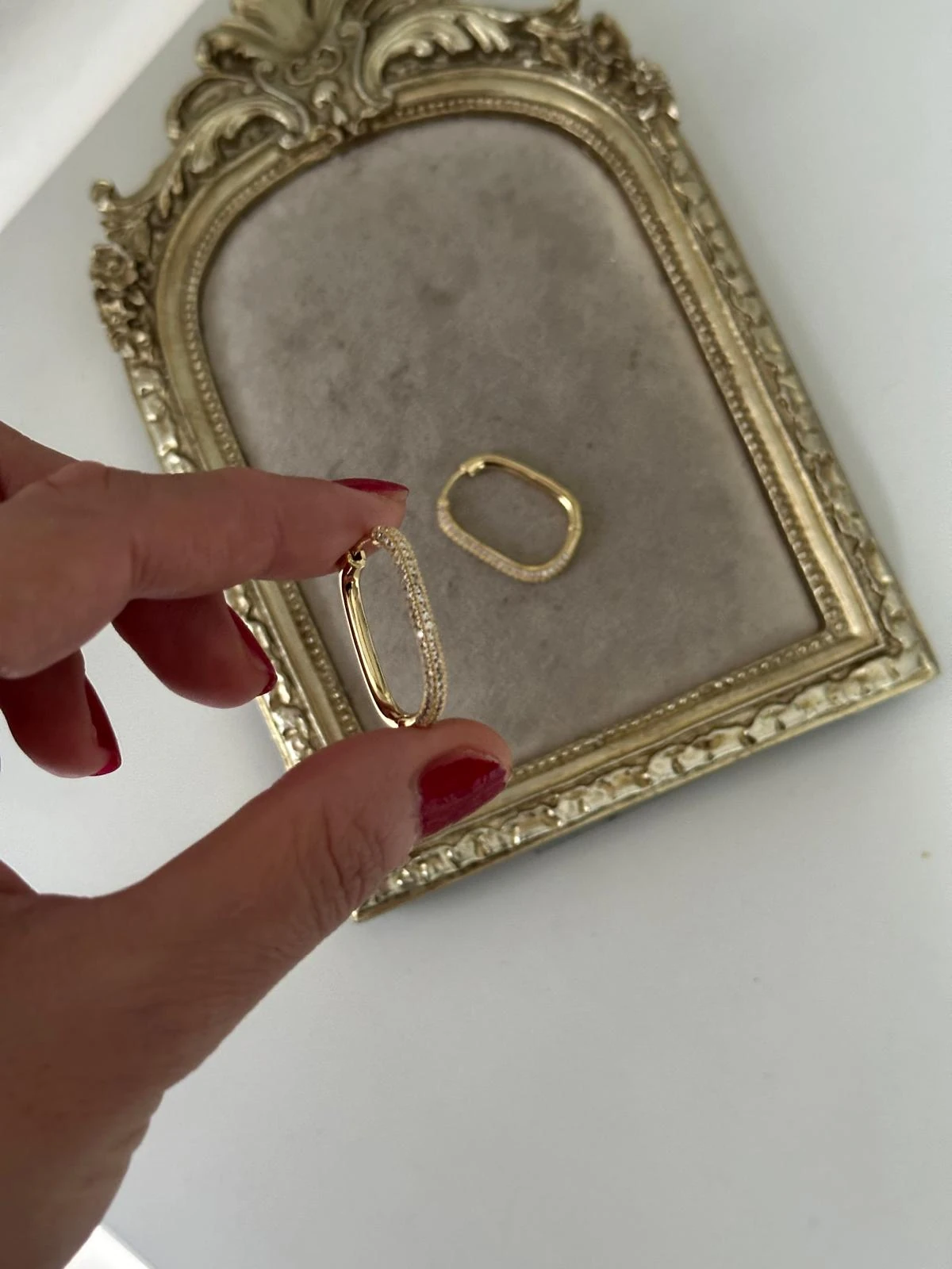 14K Gold Renkli Oval Lale Kesim Önü Sıra Taşlı Küpe