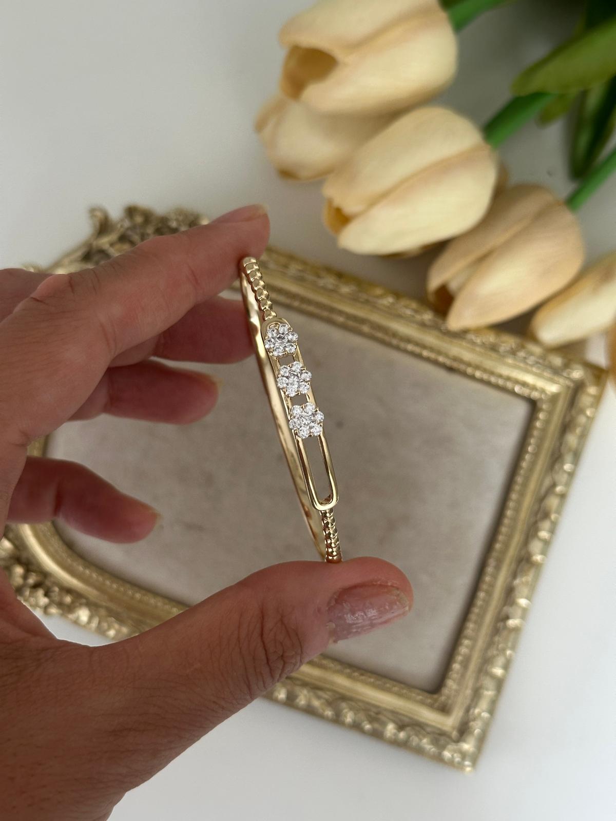 14K Gold Renkli Üç Çiçek Taşlı Kenarları Dorika Topçuklu Kelepçe