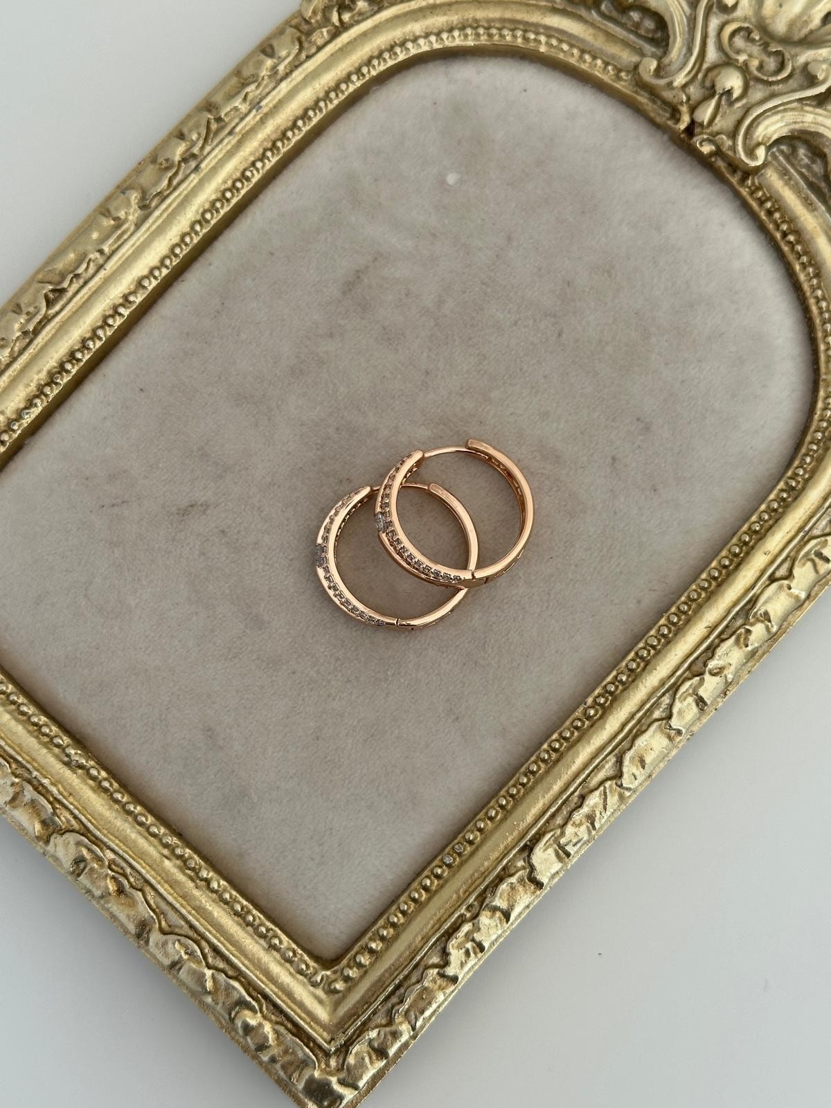 18K Gold Rose Renkli Çift Sıra Gömme Taşlı Ortası Yuvarlak Taş Halka Küpe
