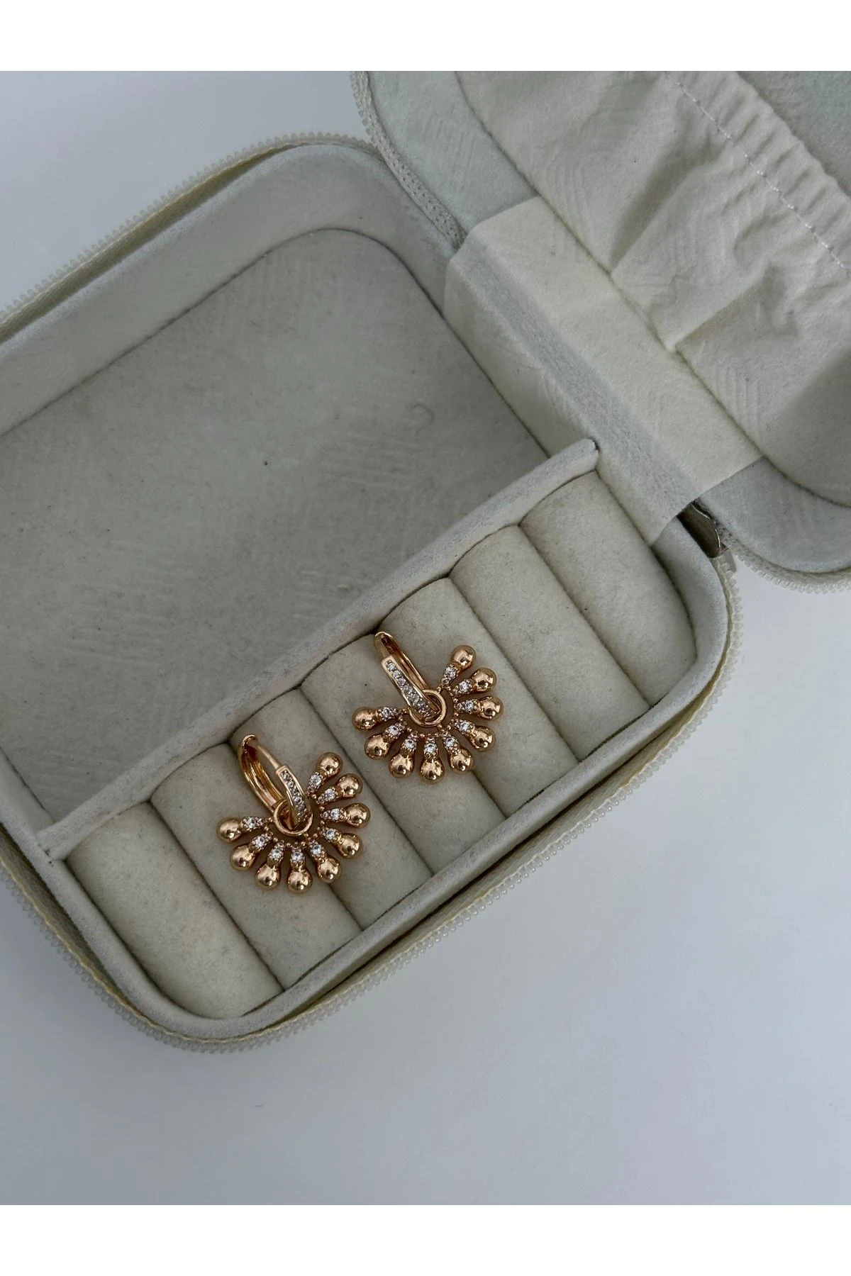 18K Rose Gold Renkli Halka Yarım Montür Çiçek Taşlı Damlalı Küpe