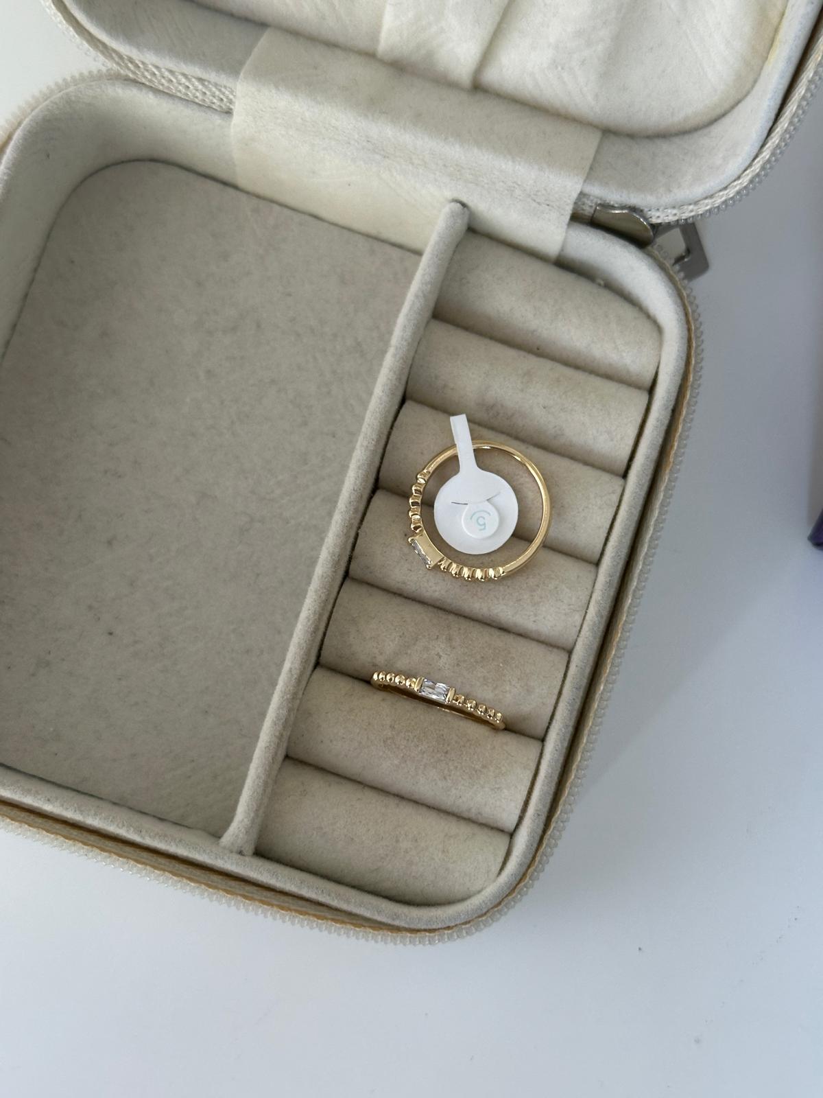 14K Gold Renkli Ortası Kristal Taşlı Baget Seçe Parmağı Yüzüğü