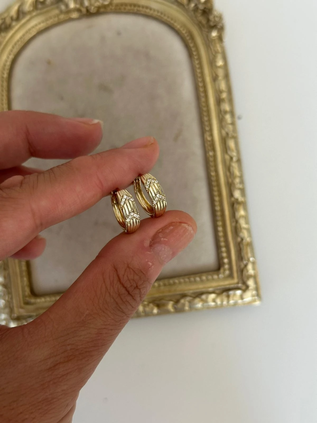 14K Gold Renkli Kuyum Kesim Şeritli İKİ V Taşlı HalkaKüpe