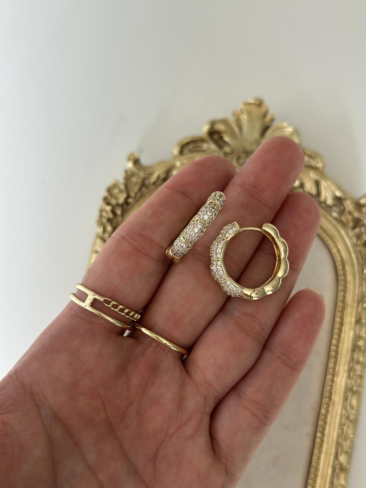 14K Gold Renkli Bombeli Kabartma Taşlı Halka Küpe