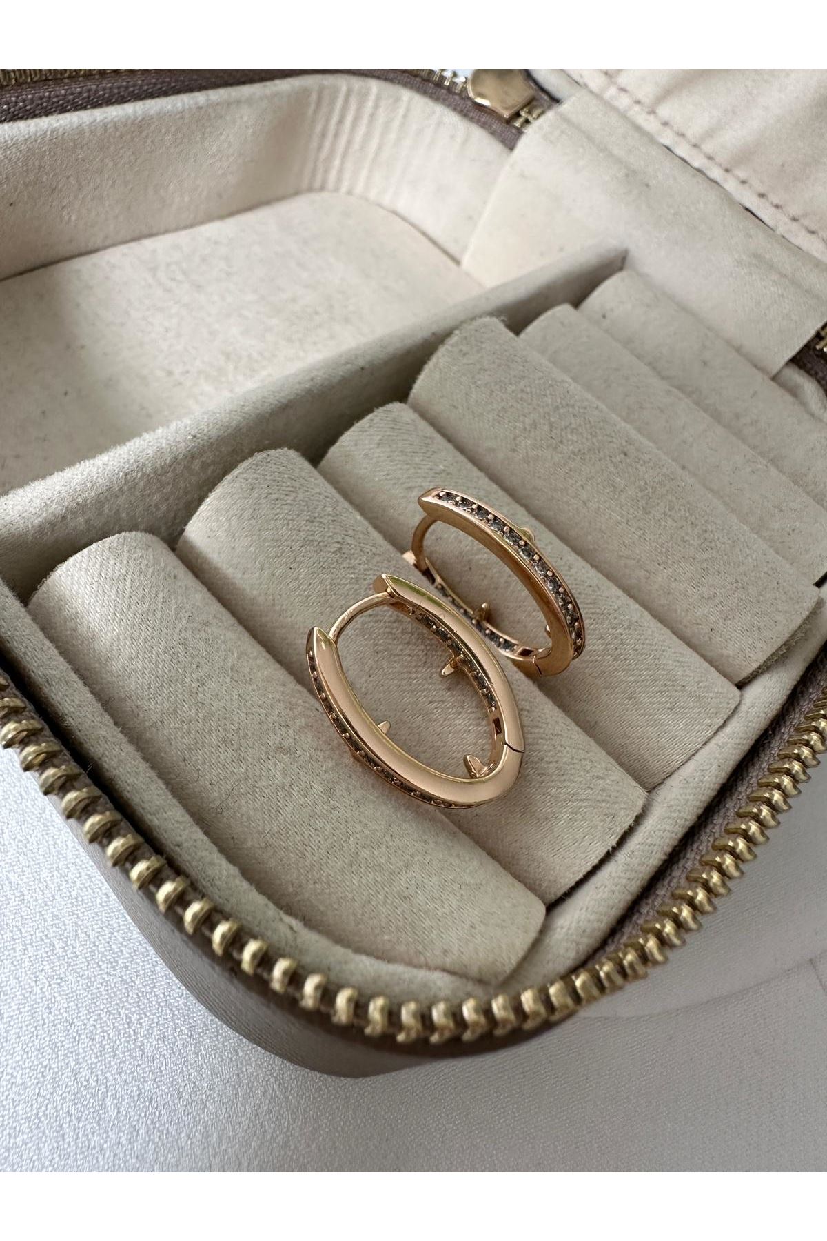 18K Rose Gold Renkli Oval Form İçi Dışı Taşlı Çivili Küpe