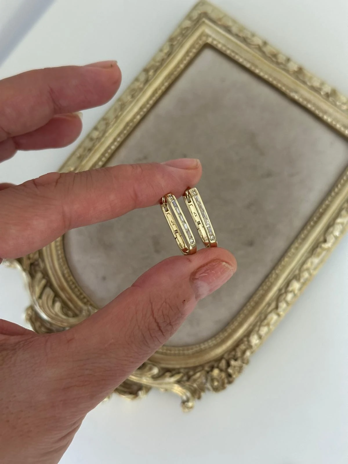 14K Gold Renkli Oval Lale Form Önü İnce Kristal Taşlı Küpe