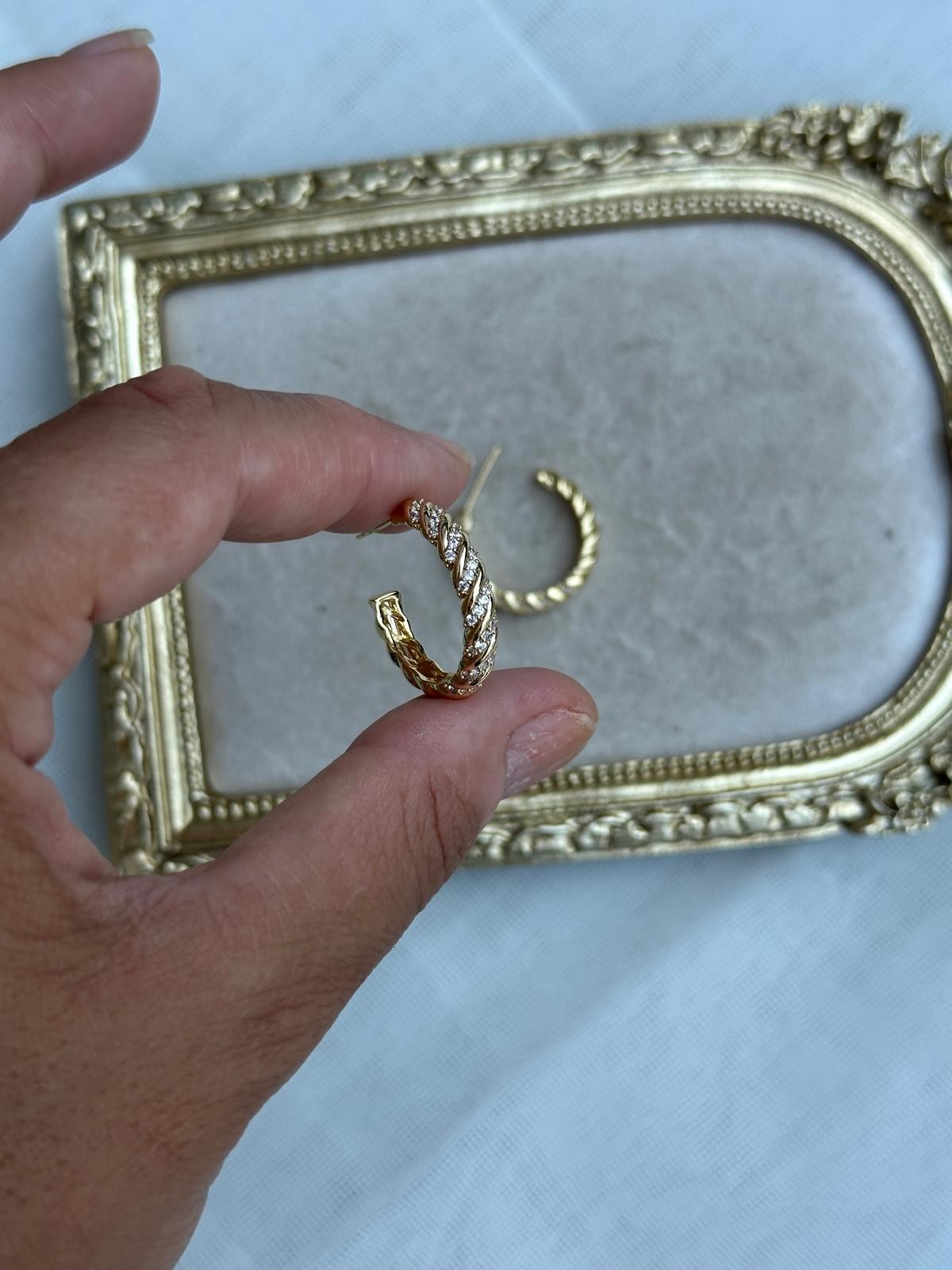 14K Gold Renkli Burgu Yarım Halka Silindir Dolama Taşlı Küpe
