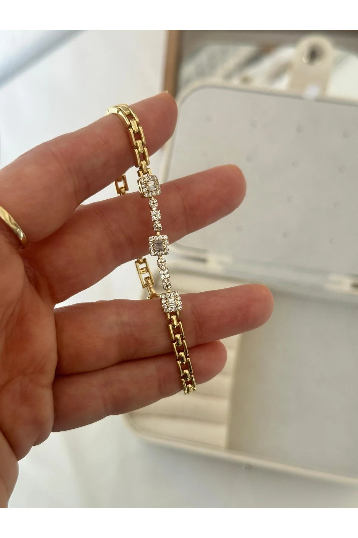 14K Gold Renkli  Ortası Üç Küp Kristal Taşlı Bileklik