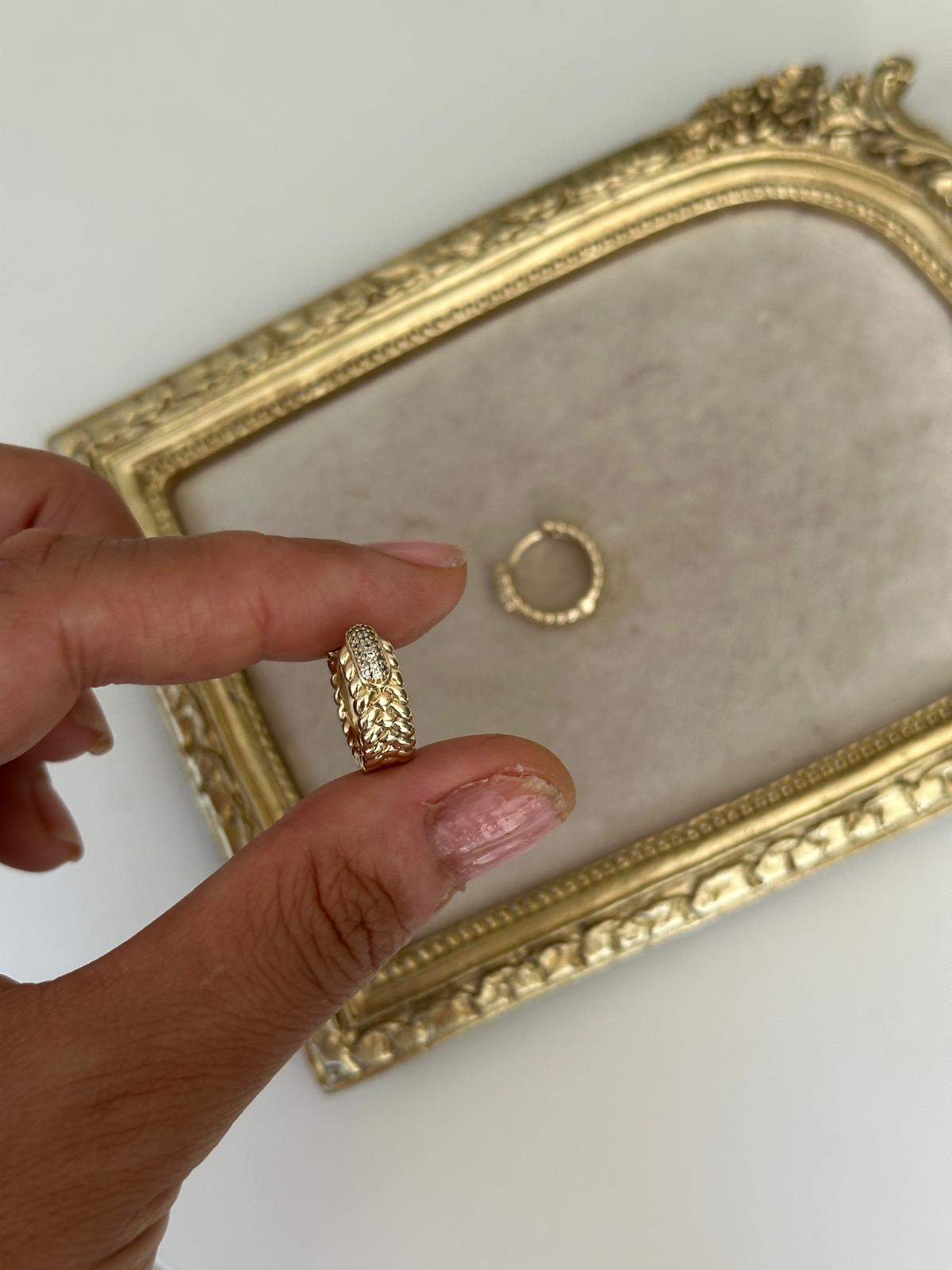 14K Gold Renkli Burgu Başak Desen Önü Örgü Başak Desen Kabartma Taşlı Küpe