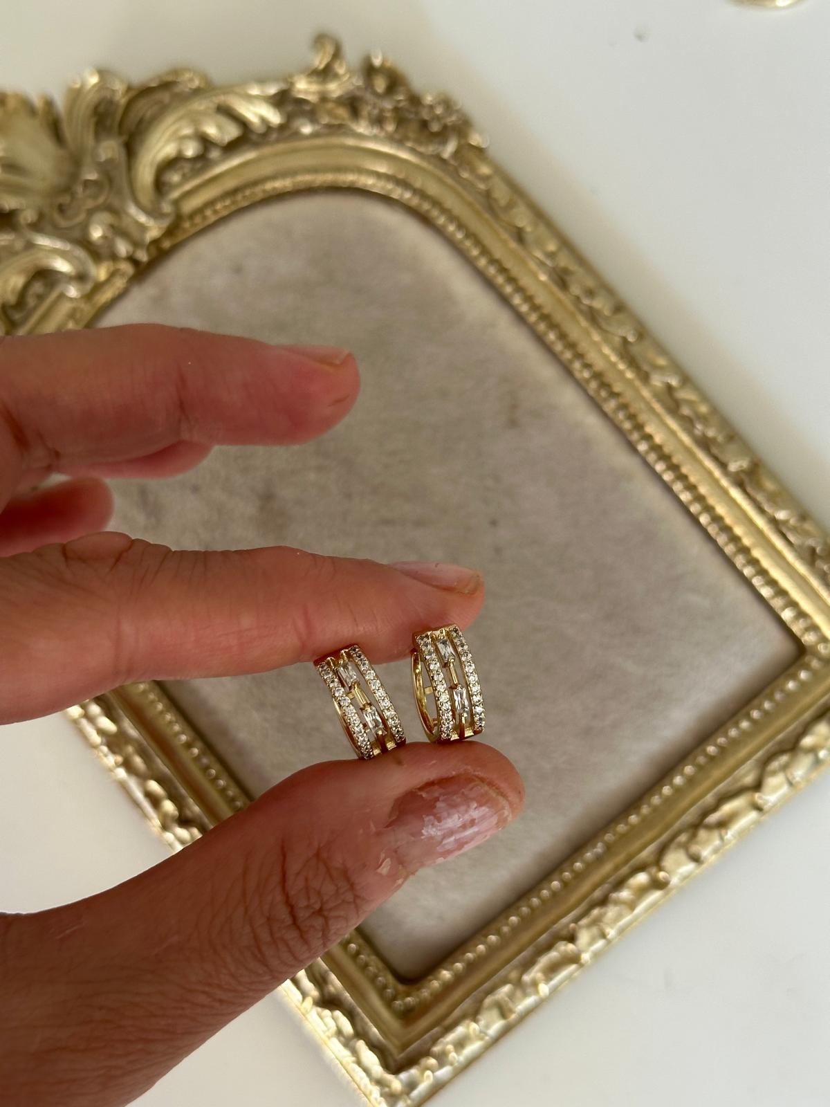 14K Gold Renkli Üçlü Görünüm Montür Ortası Şerit Kristal Taşlı Kuyum Halka Küpe