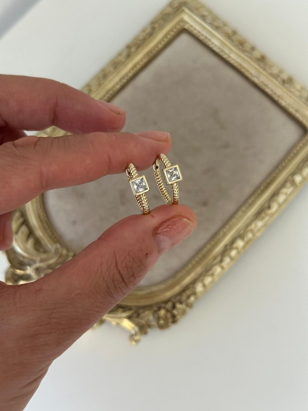 14K Gold Renkli Halka Önü Burgu Zincir Ortası Kare Baget Taşlı Küpe