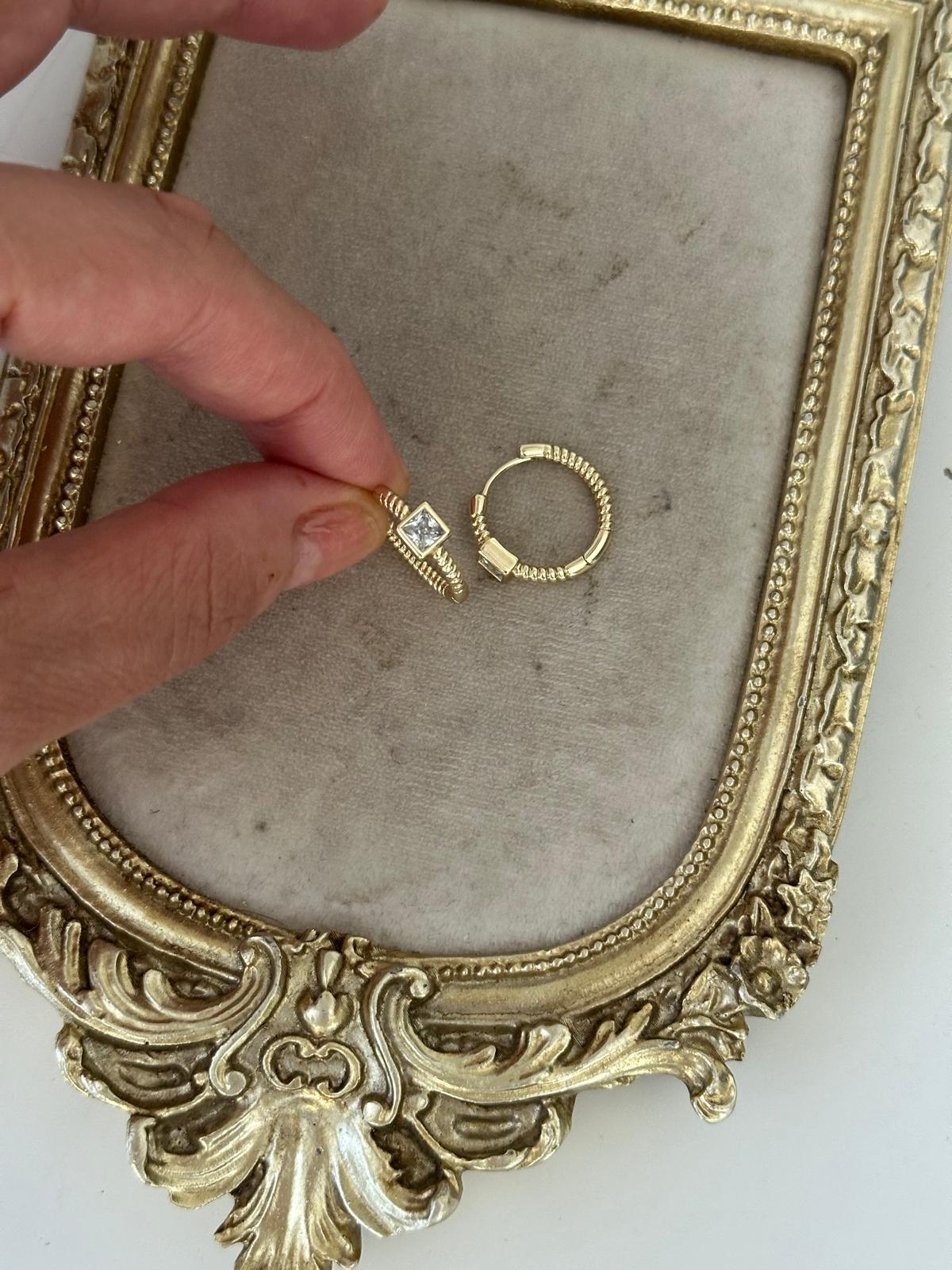 14K Gold Renkli Halka Önü Burgu Zincir Ortası Kare Baget Taşlı Küpe