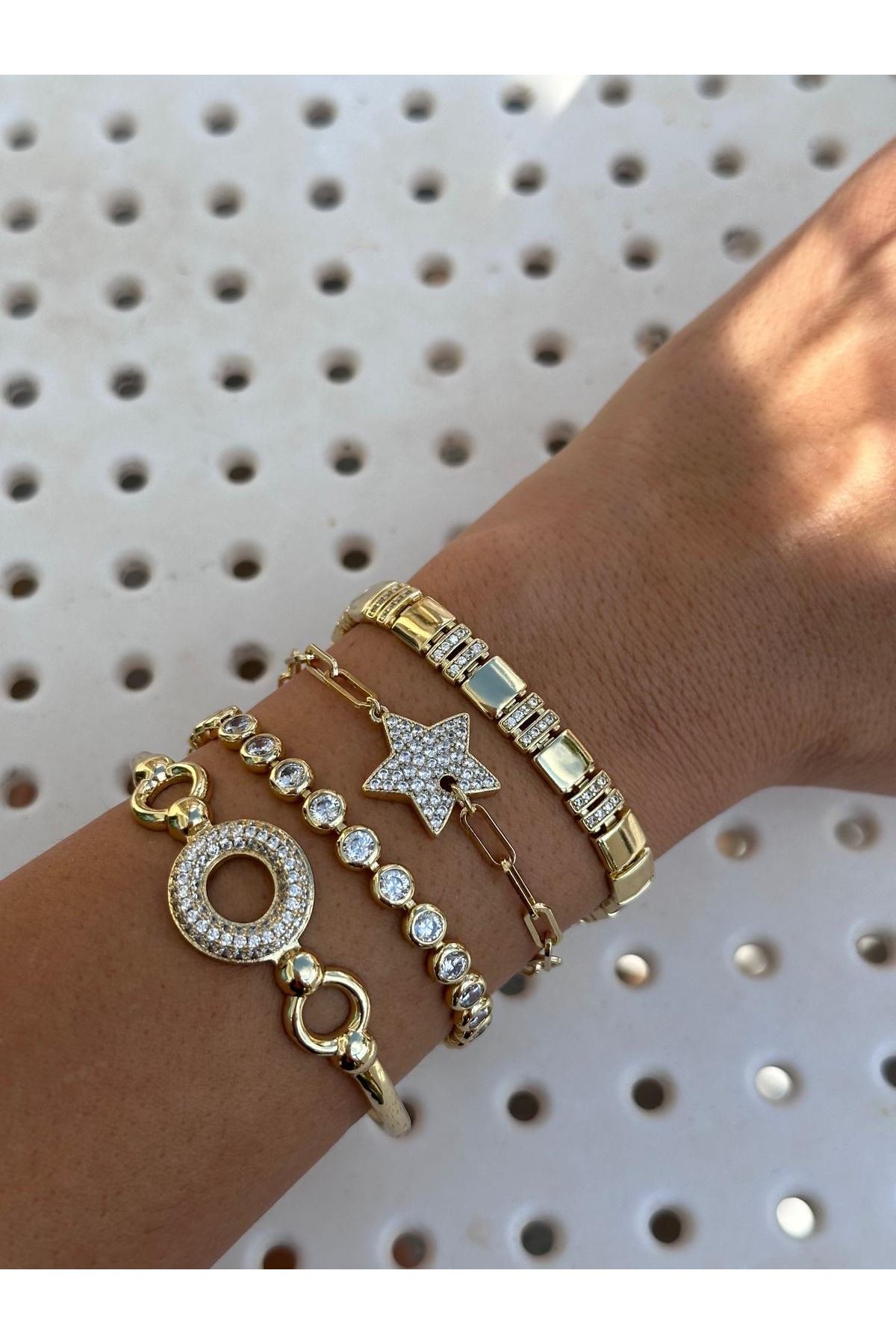 14K Gold Renkli  Ortası Yuvarlak Taşlı Kelepçe