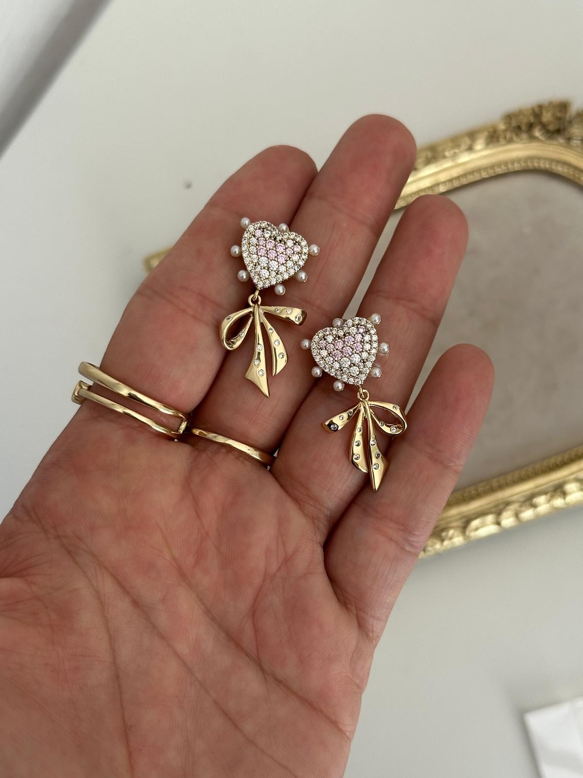 14K Gold Pembe Pembe Montür Taşlı Kalp Fiyonk İncili Küpe