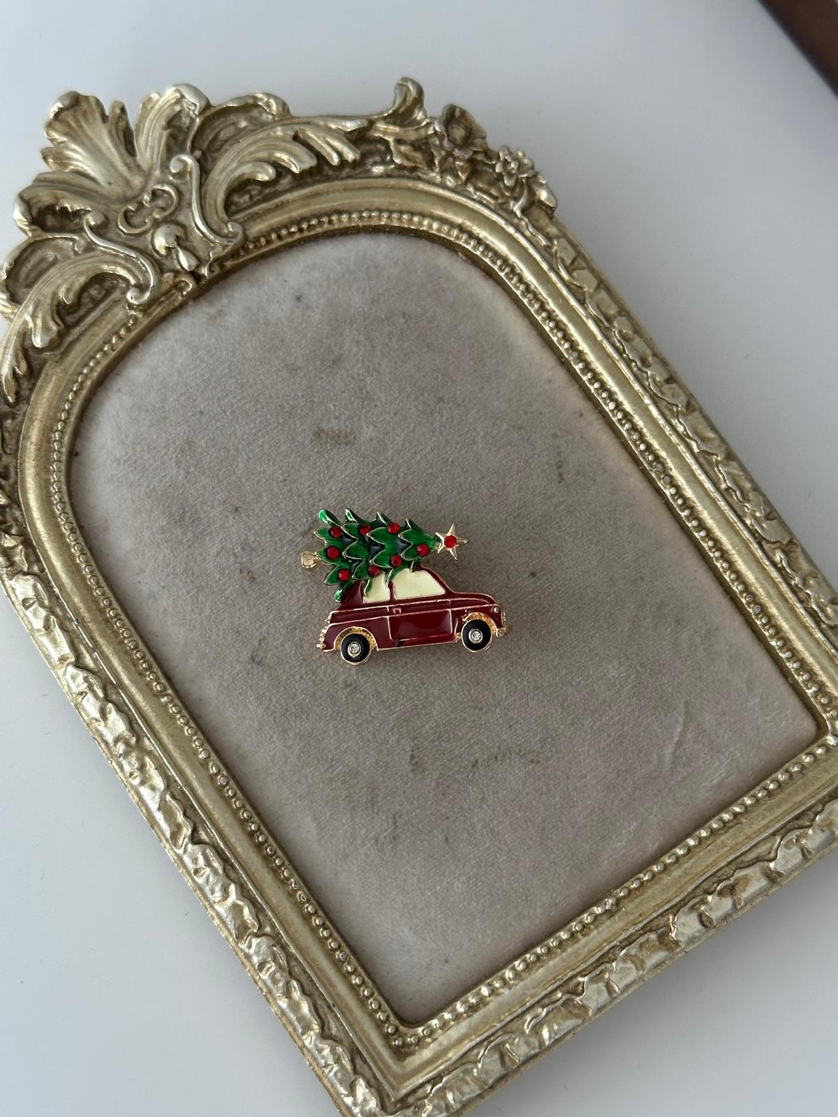 Arabalı Çam Ağaçlı Noel Broş