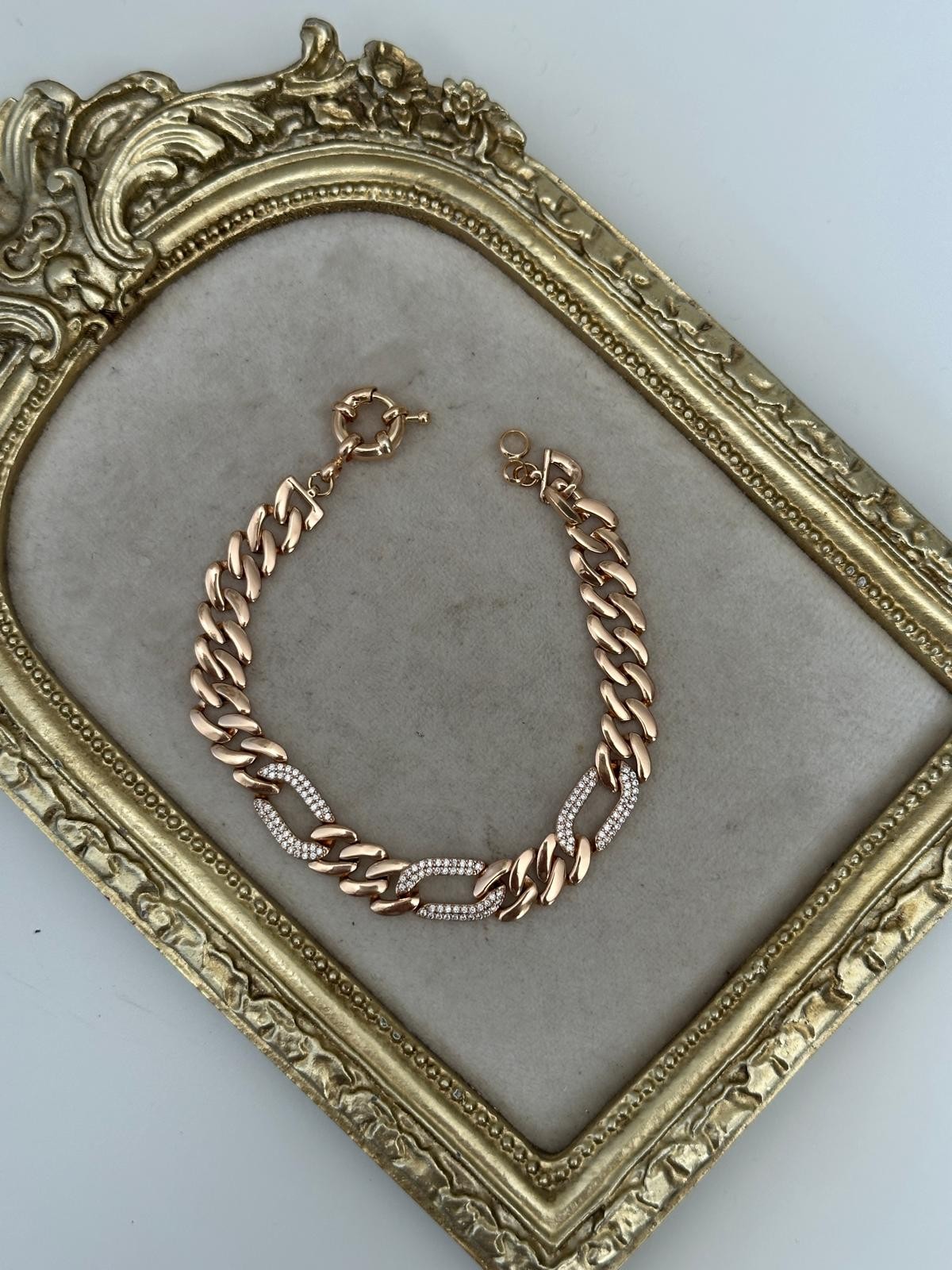 18K Gold Rose Renkli Ortası Oval Üç Sıra Taşlı Dümen Kilit Bileklik
