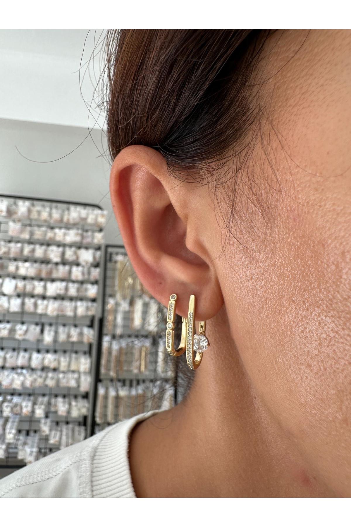 14K Gold Renkli  Lale Oval Form Önü Su Yolu Baget Taşlı Küpe