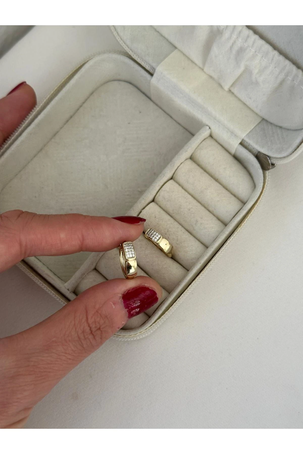 14K Gold Renkli  Halka Kabartma Plaka Önü Taşlı Küpe