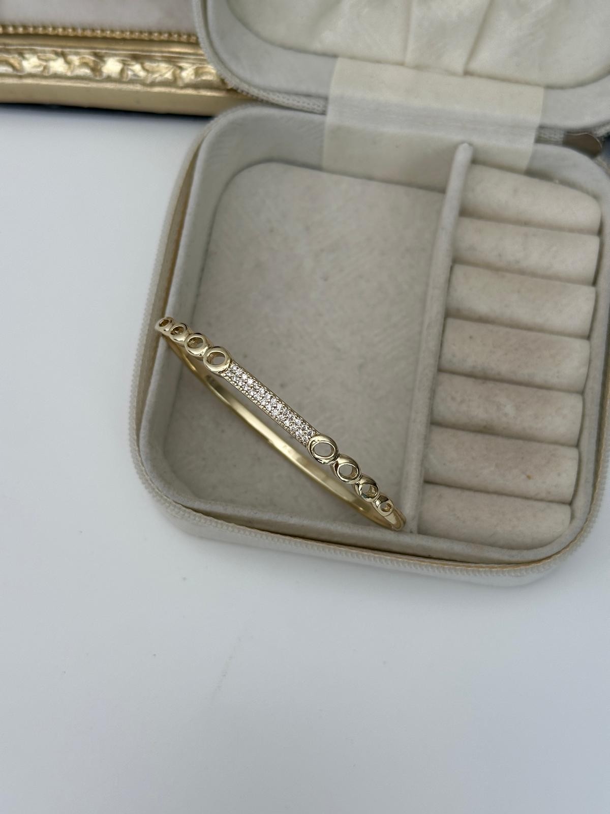 14K Gold Renkli Ortası Montür Gömme Taşlı Yanları Oval Kesim Kelepçe