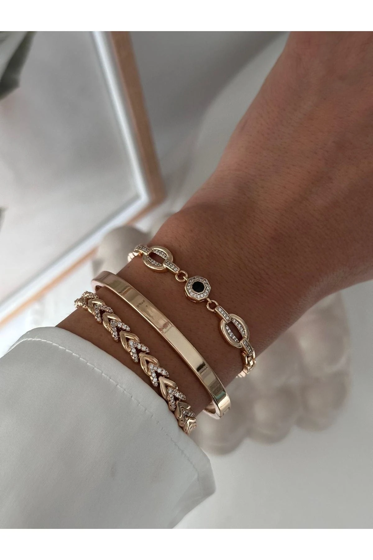 18K Rose Gold Renkli Marka Ortası Siyah Taşlı Bileklik