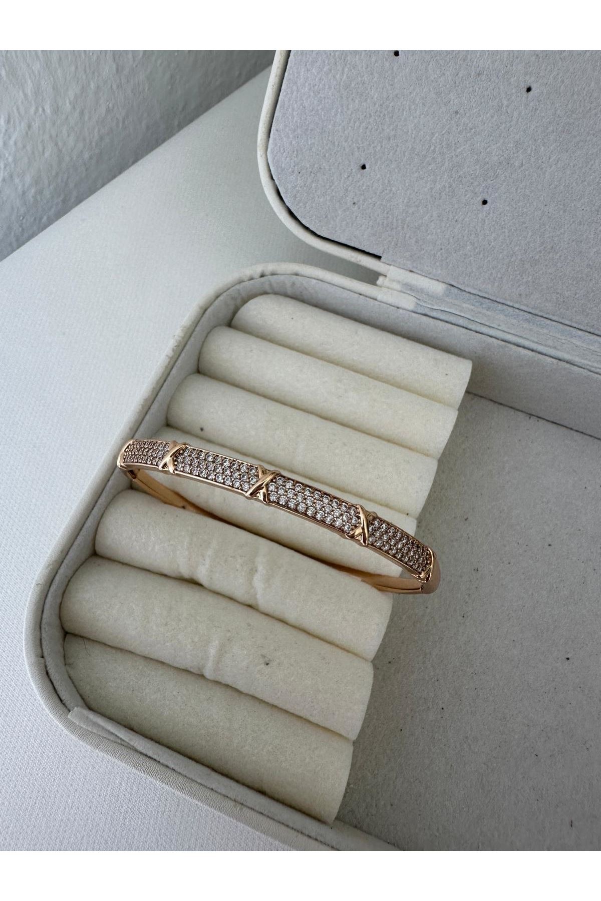 18K Rose Gold Renkli Marka Oval Kesim Taşlı Kelepçe