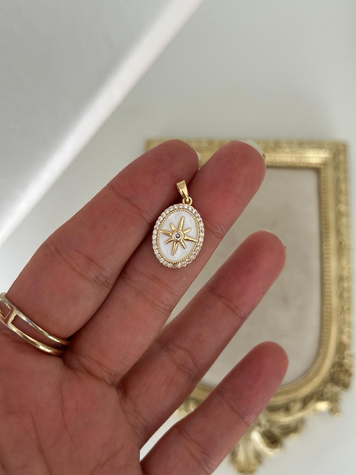 14K Gold Renkli Oval Beyaz Mineli Kutup Yıldızı Kolye Ucu
