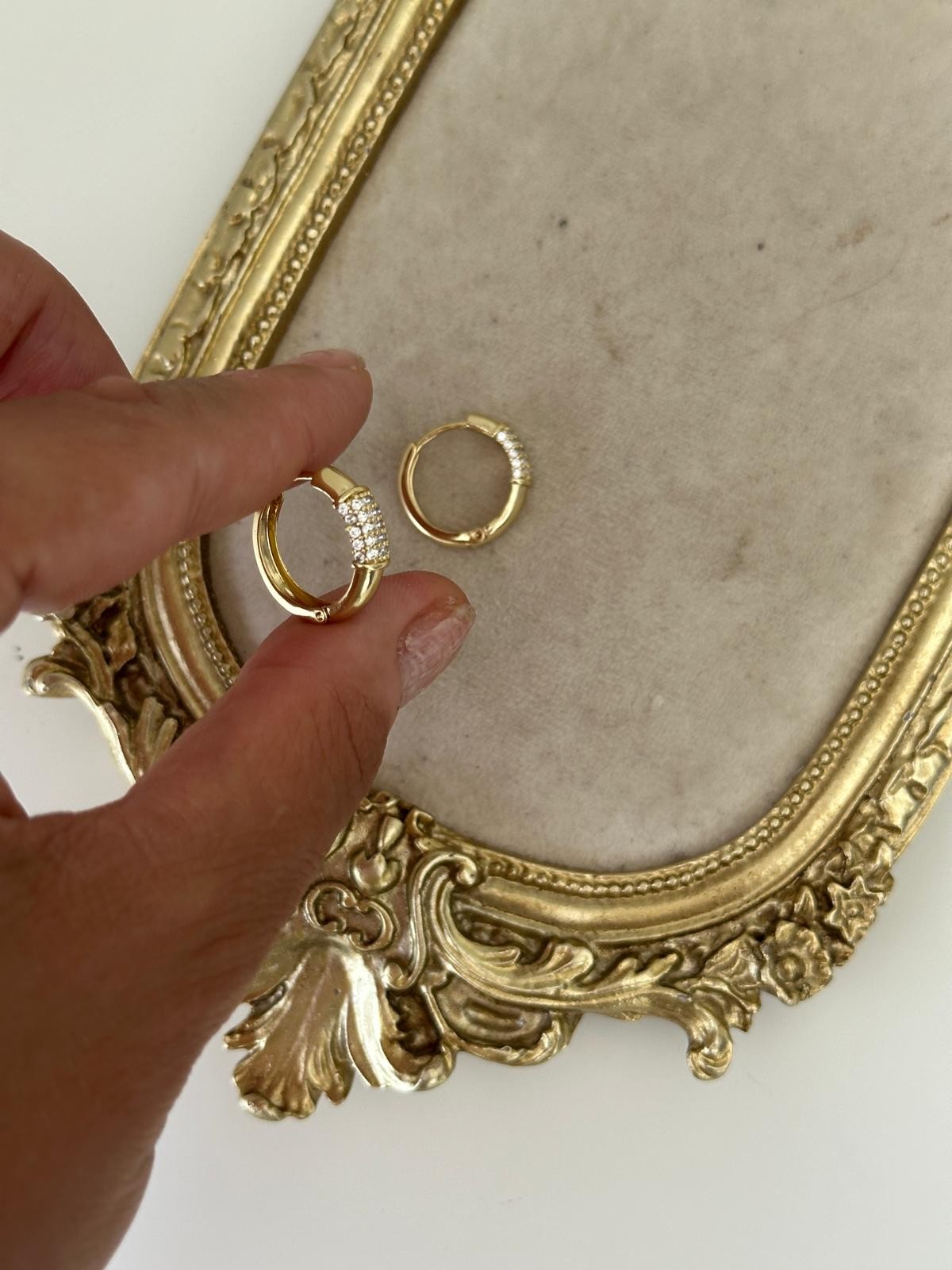 14K Gold Renkli  Bomb Montür Marka Taşlı Küpe