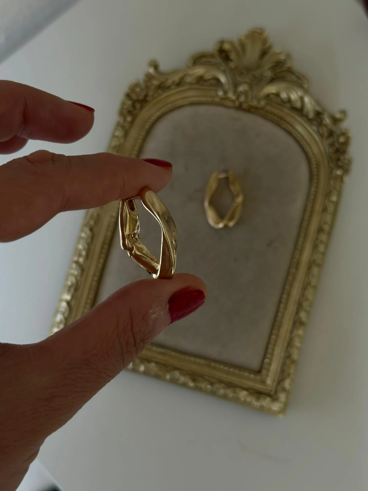 Gold Renkli Döner Basıc Modern Küpe