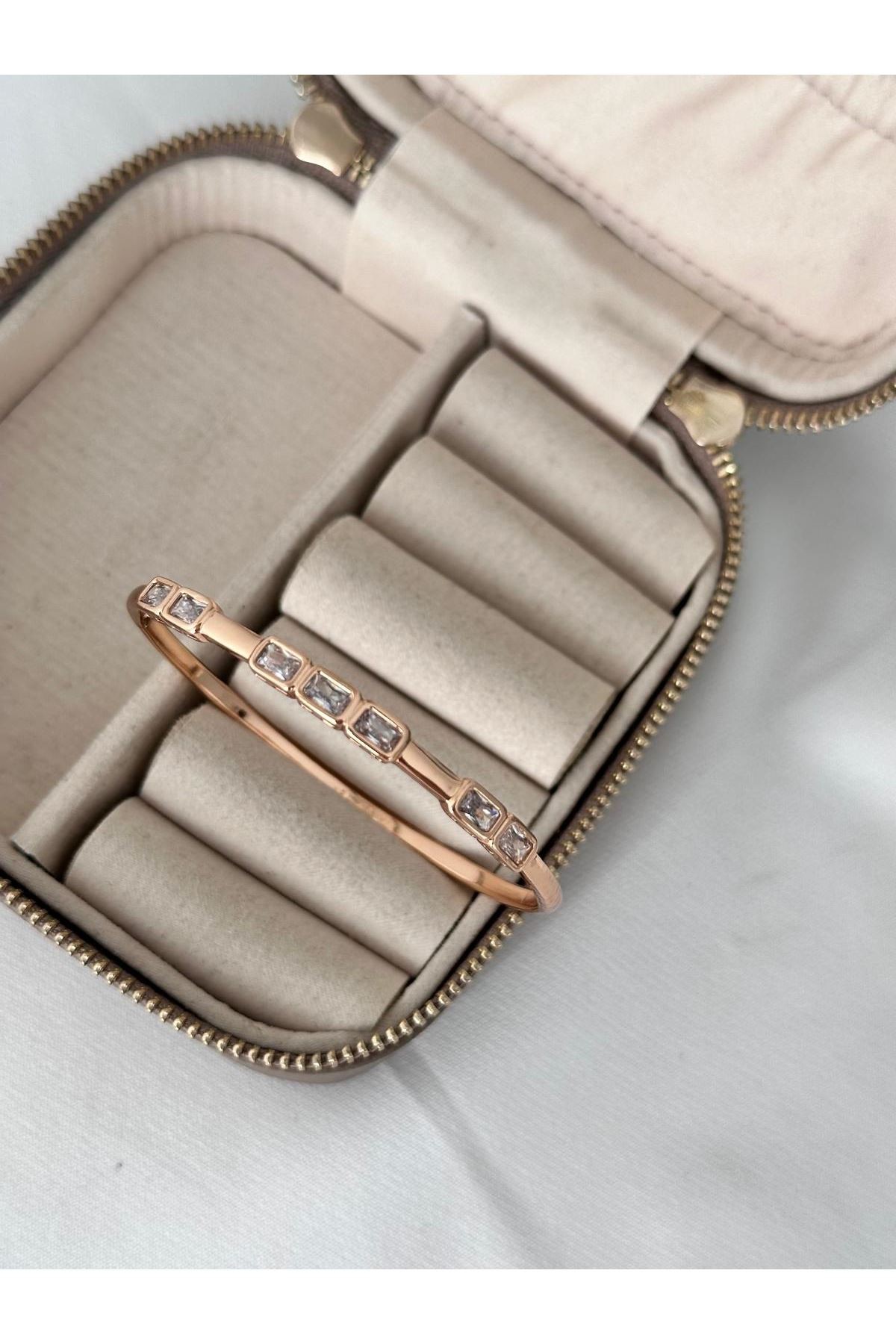 18K Rose Gold Renkli Baget Form Taşlı Oval Kelepçe