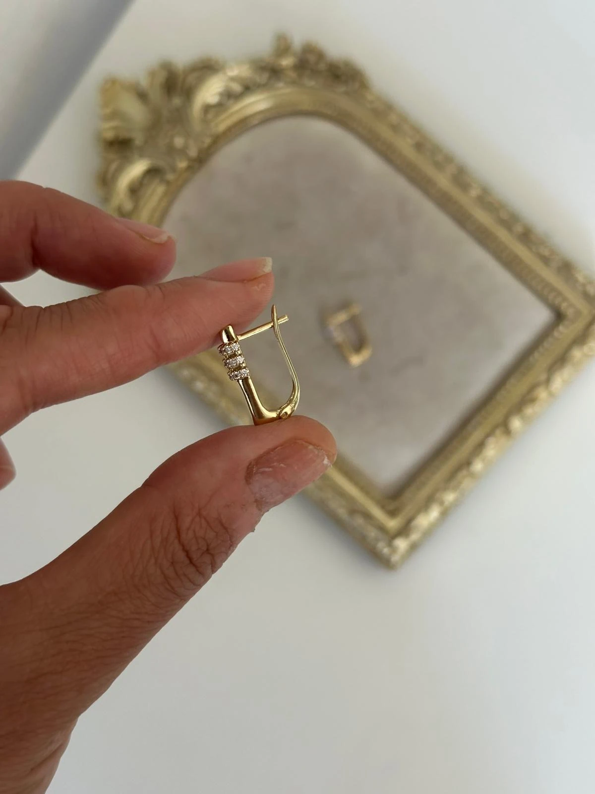 14K Gold Renkli Lale Form Önü Üç Sıra Montür Taşlı Serenay Küpe