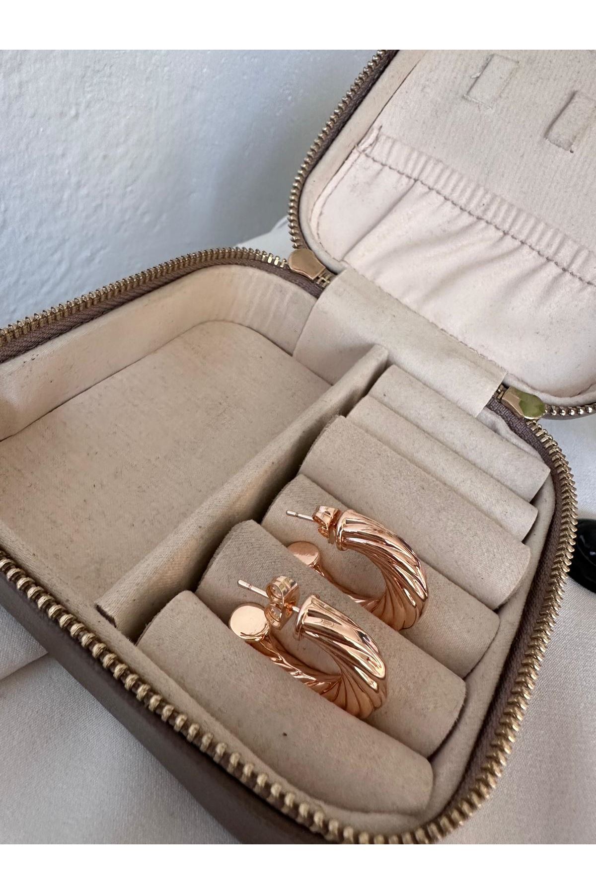 18K Rose Gold Renkli Yarım Ay Kendinden Desenli Dolum Küpe