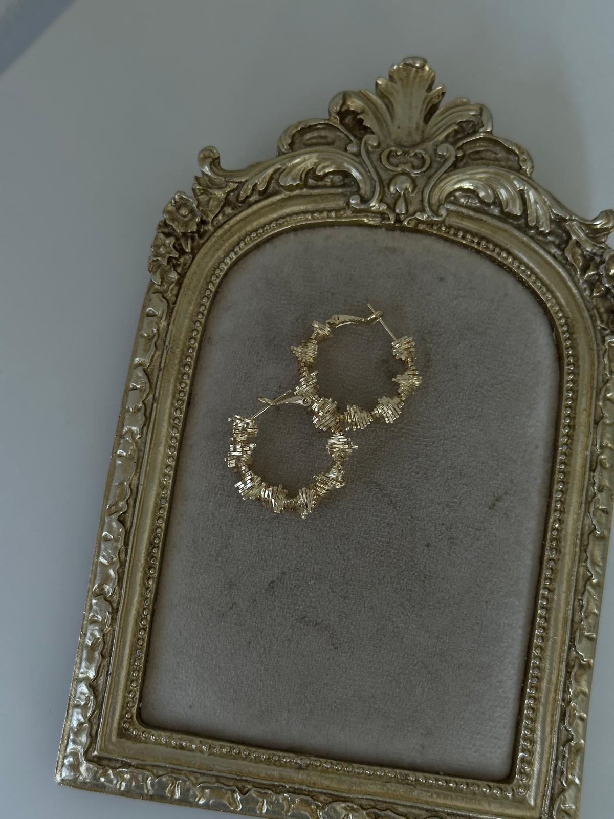 Gold Renkli Tırtıklı Dolama Parlak Halka Küpe